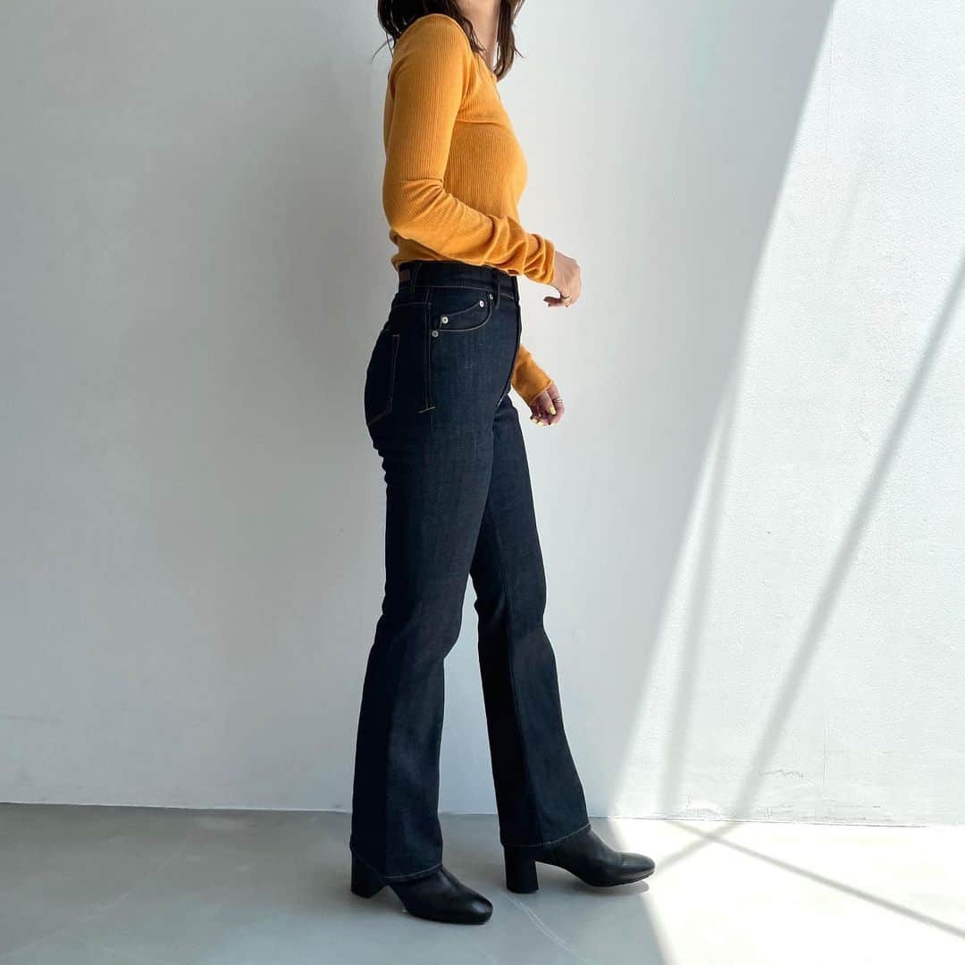 ヤヌークさんのインスタグラム写真 - (ヤヌークInstagram)「． ． Bootcut  穿きやすさを追求し、脚がきれいに見える美しい バランスのブーツカット。 膝位置を高めに設定し、高めの位置からなだらかに フレアが始まるので、脚が長く見える効果も◎  (163cm 24inch着用)  #yanuk#denim#jeans#fashion#denim#madeinjapan#ヤヌーク#デニム#デニムコーデ#ジーンズ#ファッション#オレンジニット#ニットコーデ#ブーツカット#フレアデニム#ワンウォッシュ#ワンウォッシュデニム」9月27日 10時32分 - yanuk_official