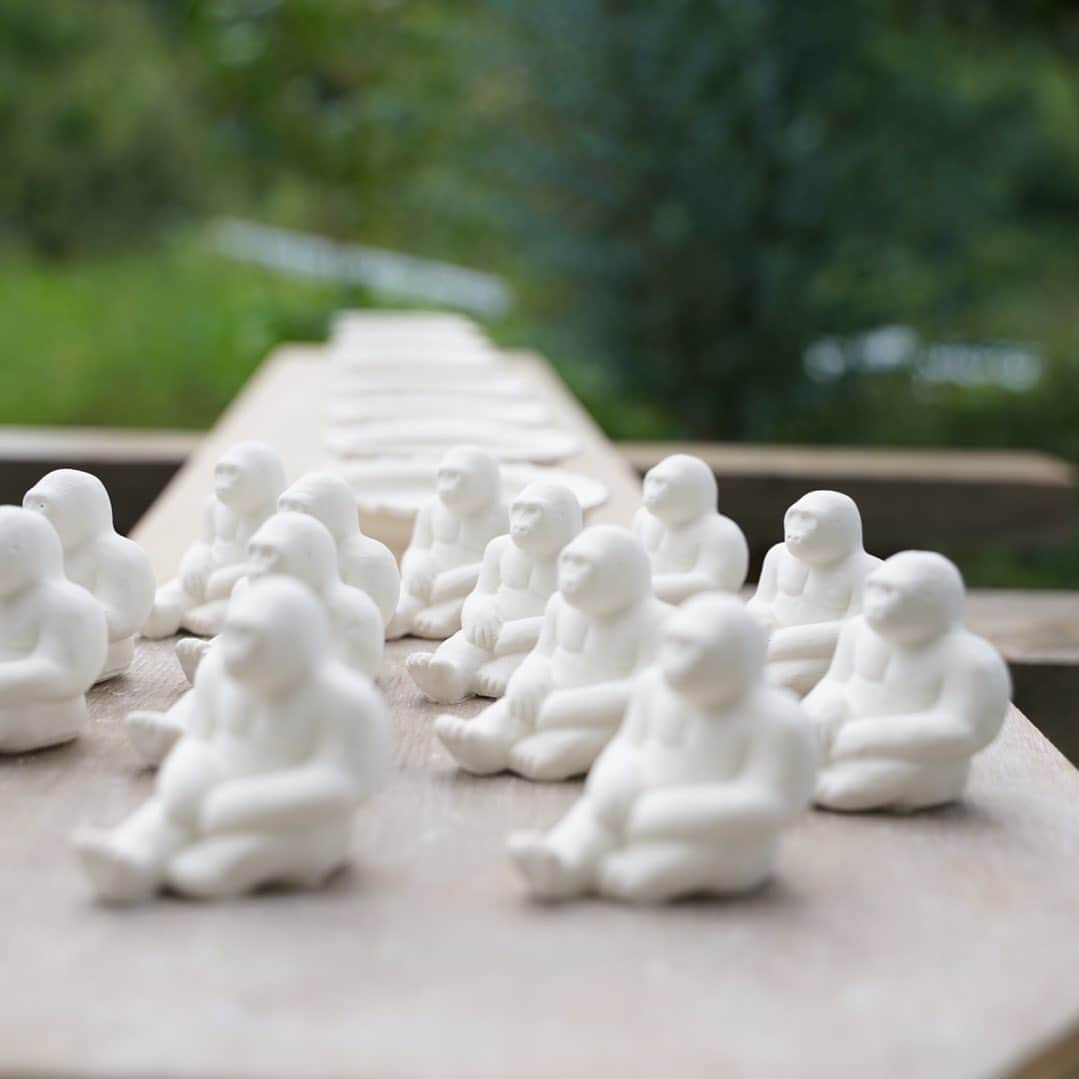 阿部春弥のインスタグラム：「・ Gorillas basking in the sun. The glaze is drying. ・ ゴリラたちの日光浴。 釉薬を乾かしています。 ・ #箸置き#はしおき#ゴリラ#gorilla」