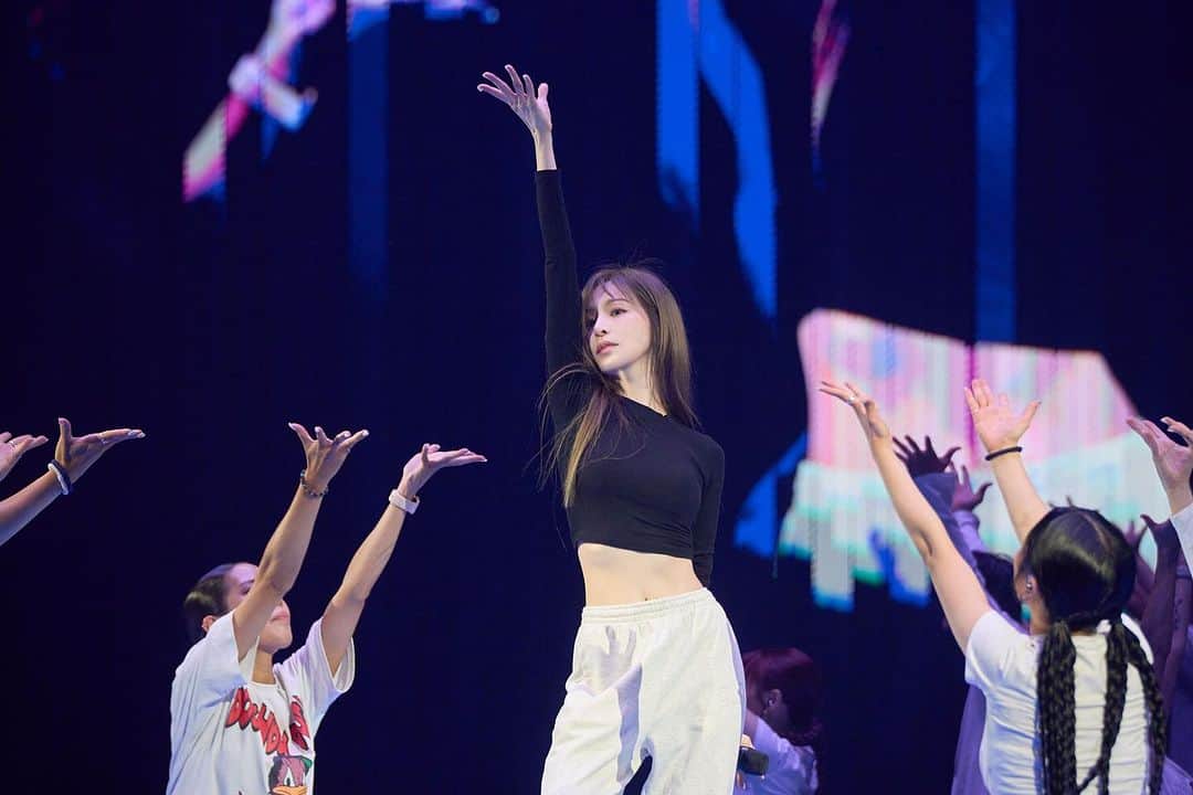 王心凌（Cyndi Wang）のインスタグラム：「每一束燈光 每一段影片 每一種動作 每一個場景 每一段文字 都是我可可愛愛的Sugar High Team 從無到有呈現到你們面前  謝謝我的團隊 這是一場我們一起完成的演唱會  冠名贊助 輝葉 主辦單位 寬宏藝術 天晴娛樂 牛奶田音樂娛樂 演唱會總監 王心凌 出品 天晴娛樂有限公司 監製 張嘉容  音樂統籌 陳思宇 行政總監 應慧玲 執行經紀 余承倢 鄭俊豪 柯茗聿 特別感謝 台灣索尼音樂娛樂股份有限公司   寬宏藝術經紀股份有限公司 出品人 林建寰 演唱會專案總統籌 余亭甫 演唱會專案執行統籌 溫喻評 演唱會專案協力執行 廖鎧 呂政勳 白渝文 動員創意 演唱會宣傳統籌 王雅新 演唱會宣傳執行 蔡宛妮 陳孟伶 邱郁薇 演唱會售票 寬宏售票 演唱會票務 魏渝庭   企劃製作 源活娛樂 監製 陳鎮川 總導演 彭佳玲 製作統籌 鄭志仁 李馥荃 製作群 歐比康 任雨而 楊景安 楊鳳嬌 宋若茵 陳盈均 劉又菱 演出行政 邱垂遠 鄭侑恩   音樂總監 陳君豪 鍾濰宇 總監助理 沈冠霖 林頡 Band Leader/Keyboard 袁偉翔Fanda.Yuan Guitar林振益 Lin Chen-Yi Guitar 喬莎宏 Josa Bass鳥仔Birdy.C Drum點點Alana Hsu PGM嚴嘉慶 Jiaqing Chorus 邵邵 Shao Hui-Yun 王文碩 Wang Wen-Shuo 陳思函 SeeHan Chen   曜爆甘音樂工作室 小提琴 沈羿彣 駱思雲 黃雨柔 黃瑾諍 中提琴  蔡曜宇 潘自琦 大提琴  白竹君 吳玟錤 弦樂團助理  林舜瑜   舞蹈編排 Denis Lin 助教 呂巧棋 Vicky 舞者 呂巧棋 宋靜 蕭上華 宇嶙 蘇芸  林佳葦 王思詠 許庭瑋 張晉偉 李建緻  福岡泳子 王思文 蔣訓文 謝宜庭 李得民 曙炅馬沙霧 張晉偉 徐沛容 李昀珊  何菘育 林薇妮   造型統籌 方綺倫 Chi Lun Fang 造型協力The 1207 Studio 造型助理 羅煥芳 Kerry Law 楊孟築 Mengchu Yang   服裝管理 藍予晨ALan Lan  藍予婕 方妍蓁 吳珮筠 郭凱辰   化妝師 言朵工作室 / Emily Liu 化妝助理 EDDY 邱俊德   髮型師 黃桑尼 Sunny Huang 葉璦嘉 Betty Yeh 髪型助理 向韋如Winni 洪郁涵Star 美甲師 周郁旻Min   樂手服裝設計 藍予晨 開場服裝與舞者服裝設計 張祐豪 William Chang. WWWWW studio 舞者服裝設計 陳泓普 Hungpu Chen 舞者服裝助理 李宛茜 Mushroom Lee 陳泓臻Hungjan Chen 沈君玲 Gling Shen 高空技術協力 劉士毅  導播 李麗芳 助理導播 曾鈺雯 攝影指導 畢訓 攝影師 黃達夫  蔡政哲 蘇坤偉 鄭文賢 遊子慶 劉玠洋   舞台設計 零設計 Zero Design 工程總監 楊旻霖 道具製作 李權原   FOH Mixing Engineer 廖士華（傑克） Monitor Engineer陳君墀 音響系統設計 郭子強（穩立音響） 音響助理 江昱澄   視覺統籌 馬莉   動畫製作 馬莉 / Doris / 趙紫廷 / 做事設計 Infamous Visual 任鵬文 / Miguel Abad / 王韋衫 / 陳韻竹 / 魏湘芸 / 許博翔 三樓映像工作室 黃聖淵 / 黨家榛 / 游宜樺 紅藥丸創意有限公司 / 李冠傑 Li Guan-Jie / 婁小禾 Skye Lou 永霖 Louis / 葉依柔 michun   視訊現場執行 馬莉 / Doris / 右邊 / 趙紫廷   視訊專案經理 林良臻   燈光設計 禾火設計 沈佳穎 伍翔麟 燈光助理 呂傑 吳宜真 雷射設計 邱立傑   轉場影片 拍攝團隊 製作公司：見怪娛樂影像 導演：阿怪AguaiWU 製片：曾韋鈞 Wally Tseng 攝影指導：阿怪AguaiWU、林均泓Red Genie 攝影助理：賴玉芯 Yu Xin Lai 剪接後期：見怪娛樂影像   演出： 小旻 佳臻 宸熙  王心凌-凌度C後援會、郭耘孜、李依倩、陳亮州 陳羿如  王妡  夏瑀樂  陳湘雲  許友陽  曹嘉尹  馬恩馨  陳芊妤 邱盈瑩 林恬妤 李湘湘  陳禹璇 邱於真 黃宜柔 林聿陞 張恩慈 王楷勛 吳硯新 李振佑 周盡 柯湘凌 邱鈺庭 張哲愷 林聿祐 李明哲 愛踮排舞社Kush bae   特別感謝：Fakesober   動態紀錄 導演 邱柏昶 導演組 蔡幸伶 製片組 李光哲 吳嘉紜 攝影組 李金勳 黃柏勳 章弘毅 陸韋中 陳俊甫   周邊商品 FIGHT30   硬體統籌 台灣藝能 吳皇達  工程統籌 台灣藝能 鄭勝吉 舞台工程 城鎮舞台 結構工程 鑫銳結構有限公司 機關工程 城鎮舞台/銓閎舞台 數控工程 城鎮舞台 燈光工程 台灣藝能工程 音響工程 穩立舞台音響燈光工程有限公司 視訊工程 台灣藝能工程 雷射工程 宏爍科技有限公司 特效工程 宏益舞台特效有限公司 電飾工程 唯特企業有限公司 攝影工程 無限映像製作有限公司 電力工程 鴻州企業有限公司」