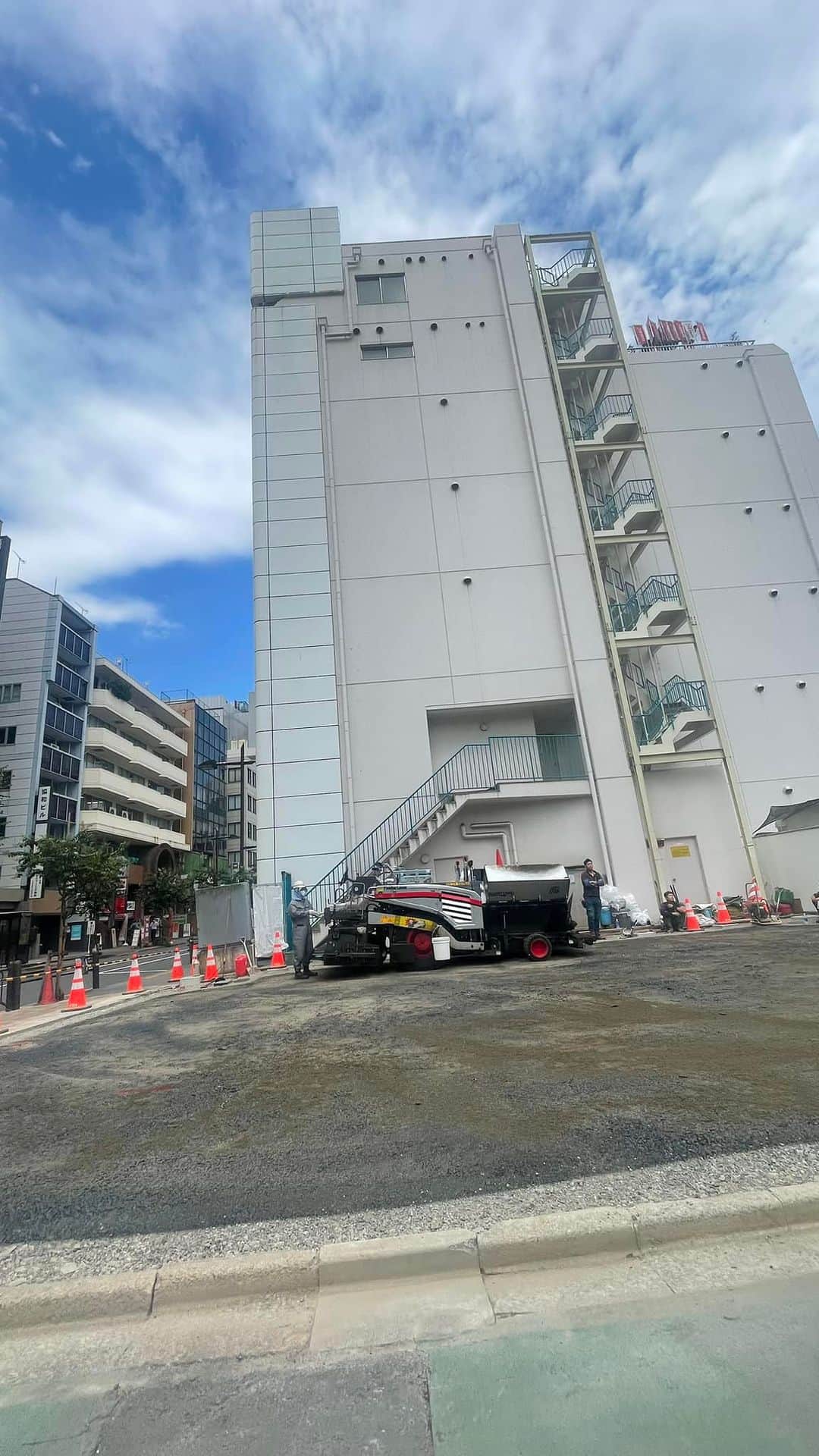 佐藤東弥のインスタグラム：「兄さん！姉さん！事件です！ 大野屋が無い！」
