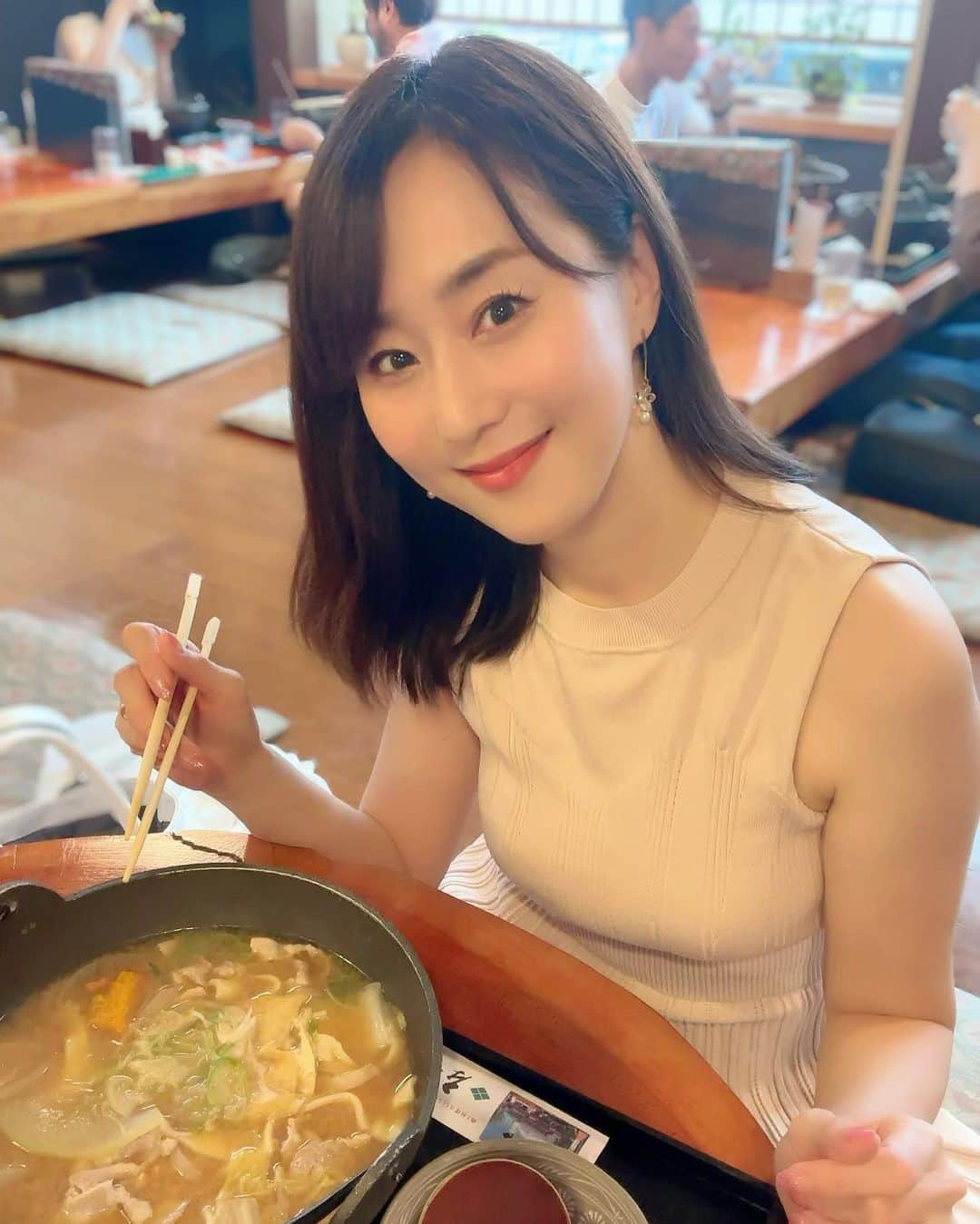 村上麻衣さんのインスタグラム写真 - (村上麻衣Instagram)「山梨県で「ほうとう」🎃 食べてきました。  有名な「小作」さんに行ったら この日は雨の中でも50人待ちでしたので、 諦めてべつのお店へ💨  ほうとううどんは、かぼちゃが美味しくて好きです😍 小作はもっと濃いめだったかな。次回は小作が空いてる日に行こうっと。  この日は 千円札に描かれているのと同じ富士山がみたくて、 本栖湖へ。  「本栖湖のこっち側から」 という場所を探して行ってきました。  4.5.6枚目、あってますよね🤭🗻✨  #山梨観光 #ほうとう#山梨グルメ #美味しい #japan#富士山 #mtfuji #mtfujijapan」9月27日 10時51分 - maimaisue