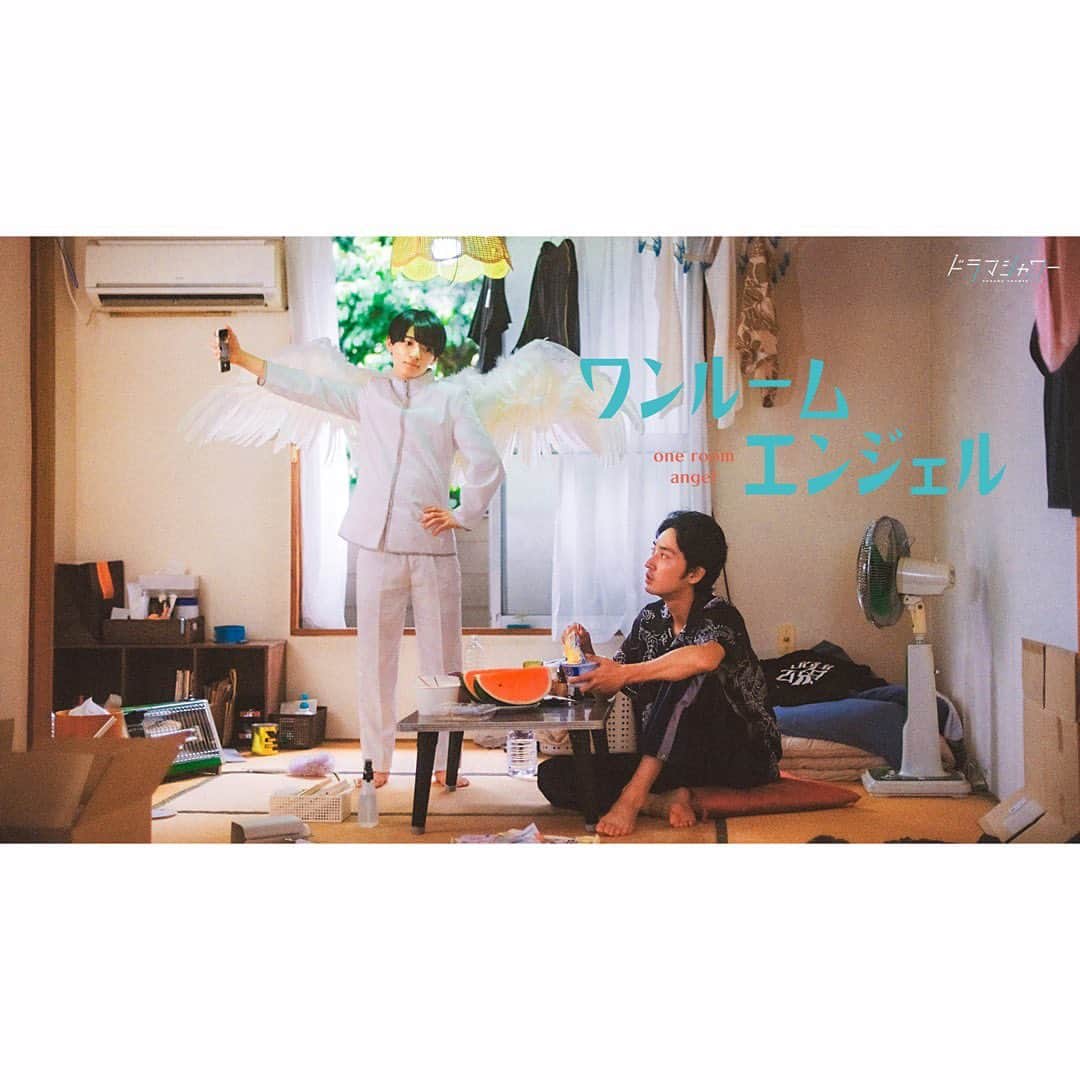 枝優花のインスタグラム：「10月放送ドラマ『ワンルームエンジェル』(原作:はらださん)の監督を務めます。  2023.10.19(木)25:29~放送 主演は上杉柊平さんと西村拓哉さん。  お話をいただき「一体どんな作品なんだろう」と名前を検索しながら自宅の本棚を眺めていたら『ワンルーム・エンジェル』の背表紙が視界に。…すでに持っていました。  普段漫画は読まないのですが、なぜか書店で気になって購入していたようで「これは自分がやるべきなのかも」と予感がした、というのが一年前でした。  それからこの作品と向き合うなかで、なぜあのとき自分がやるべきだと感じたのか、その直感の理由を紐解く日々です。  誰かに理解されたかった、理解したかった。出会いや別れによって、そういった想いを何度も経験し、その途方もなさに塞ぎ込みたくなったり諦めたくなったり。それでもやっぱり『誰かと共に生きていくということは、素晴らしい』と信じたくなるような秋にできたら幸いです。  よろしくお願いいたします。  また公式ビジュアルの撮影も担当してます。  素晴らしい秋になりますよう、私含めスタッフ一同全力で丁寧に大切に向き合わせていただきます。 作品に最大の敬意を。 是非とも宜しくお願い致します。」