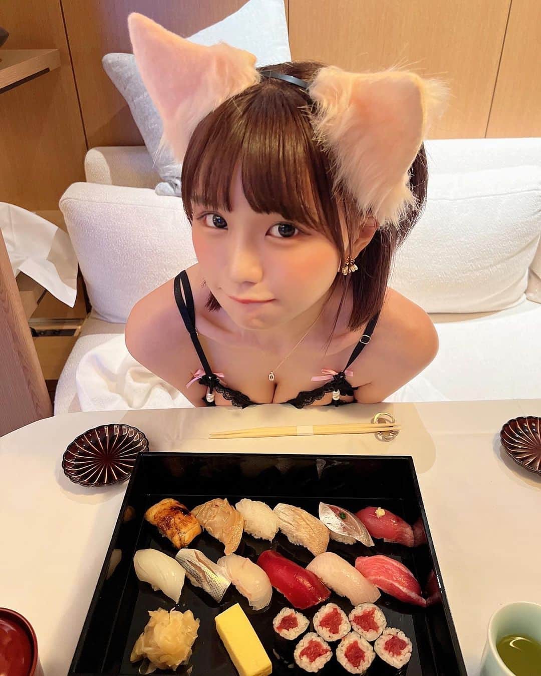 みもれもんのインスタグラム：「Please feed the lemon 🍣 Isn't this a high-class meal?👑🩷  え？？エ、、ェッ、、 レモンちゃんにエサくれぇぇ🍣🍋  これは、、 高級ごはんが届きましたねぇぇ🍣 一緒にたべよ？？🤤 続きはファンティアで見れます🩷  #寿司 #sushi #food #japanesefood #japan #日本 #日本食 #パレスホテル #palacehotel #cosplayer #cosplay #コスプレ #fantia #ファンティア」