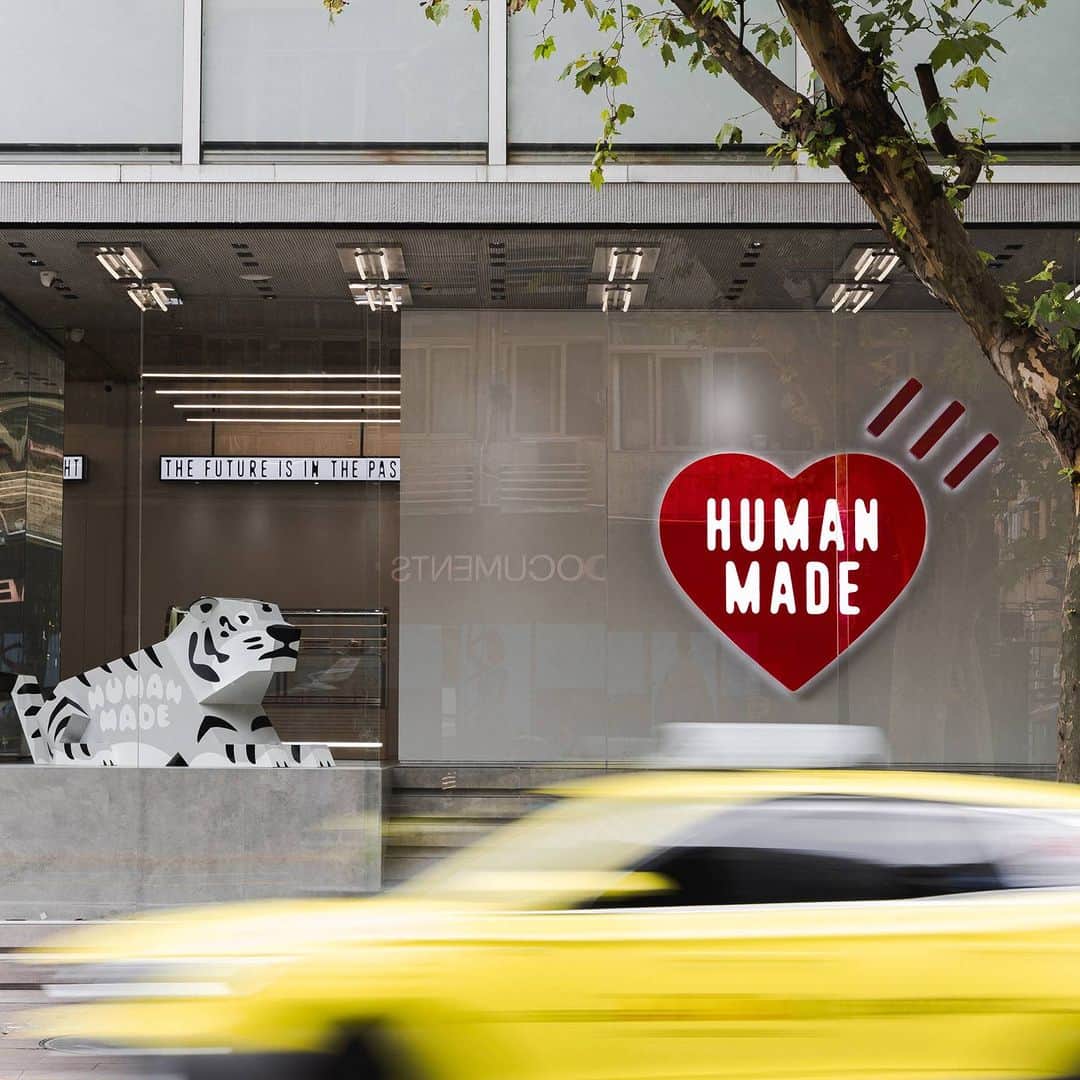 HUMAN MADEさんのインスタグラム写真 - (HUMAN MADEInstagram)「HUMAN MADE New store in Shanghai  *English follows Japanese.  9月27日（水）11時（CST）より、上海屈指の人気エリアである淮海中路（ワイハイジョンルー）に、現地パートナーの協力のもと、「HUMAN MADE HUAIHAI（ワイハイ）」をオープンいたします。  オープン記念の限定アイテムとして、HUMAN MADEのアニマルモチーフのひとつ、ホワイトタイガーをフューチャーしたグラフィックTシャツが登場します。  淮海中路の街並みを楽しみながら、中国初の路面店「HUMAN MADE HUAIHAI」に、ぜひお立ち寄りください。  詳細はHUMAN MADE公式WebサイトのNEWSページよりご確認ください。 https://humanmade.jp/blogs/news  At 11:00 am on Wednesday September 27th, HUMAN MADE will open its first street store in Shanghai with the support of local partner, China located at Huaihai Middle Road, a popular shopping street in Shanghai.  more information, please go to  https://humanmade.jp/blogs/news」9月27日 11時00分 - humanmade