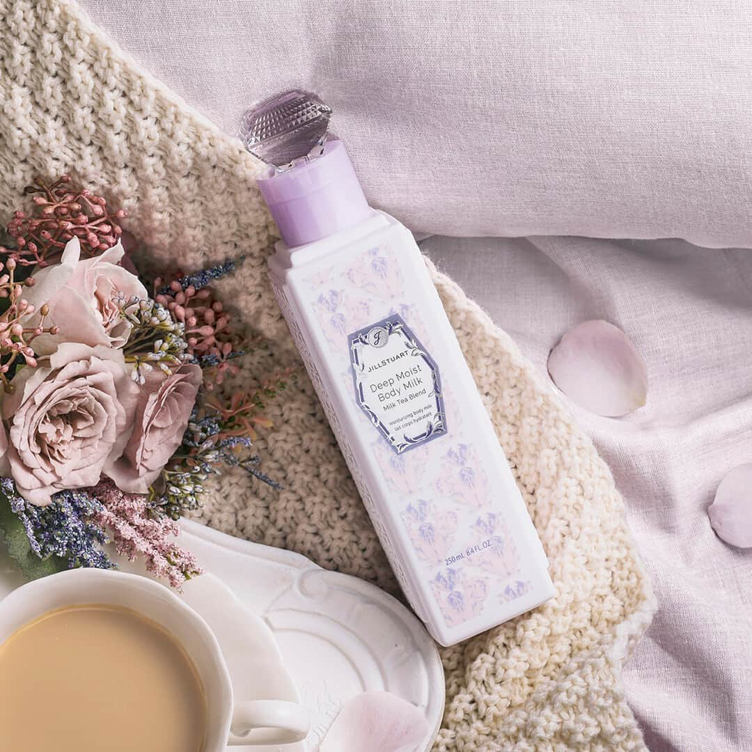 JILLSTUART BEAUTYさんのインスタグラム写真 - (JILLSTUART BEAUTYInstagram)「JILL STUART Lifestyle Limited Items 〜Totally Milk Tea Blend〜 10月6日(金)より発売 《予約受付中》  ■ディープモイストボディミルク  ミルクティーブレンド 濃厚なミルクティーとラベンダーの香りが全身をふんわりと包み込む、限定のボディミルク。 のびがよいので、なめらかに広がり、肌にとけ込むようになじみます。  ※公式オンラインショップでは予約完売している場合がございます。 10月6日(金)の発売をお待ちください。  #jillstuart #jillstuartbeauty #ジルスチュアート #ミルクティーブレンド #ミルクティー #紅茶 #フレグランス #香水 #ボディミルク」9月27日 17時00分 - jillstuartbeauty