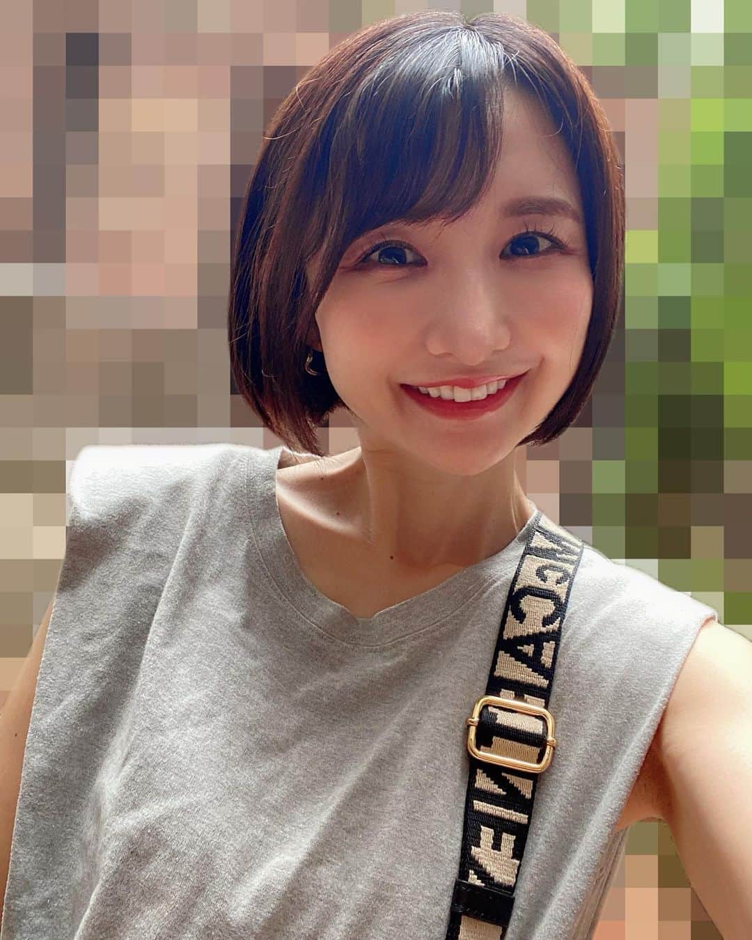 尾崎ナナのインスタグラム：「毎日バタバタとやる事いっぱいなのに、最近娘がお昼寝タイムになって一休みするとわたしも寝落ちしてしまいます😂 （寝た分自分に帰ってくる😅）  東京中央美容外科渋谷東口院 （ @tcb.shibuyahigashi ）で #tcb式小顔美肌再生 を受けてから2週間が経ちました✨  つっぱり感も無くなって、浮腫みが取れたのか、更にフェイスラインがシュッとしてきました🥺  ほうれい線やたるみなどお悩みがある方は、倉島先生（ @tcb_kurashima_futae ）に是非相談に行ってみてください😎✋  #東京中央美容外科#東京#渋谷#糸リフト#小顔整形#tcb式小顔美肌再生」