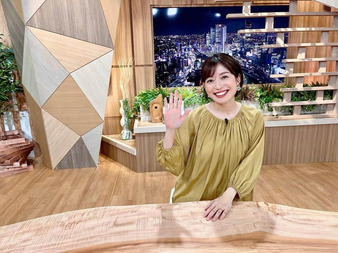 平山雅のインスタグラム：「またお目にかかれる日まで…🙋‍♀️💓  番組内でも挨拶させていただきましたが、 きのうが産休前最後のキャッチ!出演日でした。 これまであたたかく見守っていただいた皆さま、 ありがとうございました☺️！  入社1年目で初めて中継コーナーを担当してから、入社10年目のいまキャスターとして様々な経験をさせてもらっているこれまで、多くのことを学び、育ててもらった番組です。  妊娠してから、スポーツの取材や中継、ロケなどできない仕事が増えていき、戦力になれていない…ともどかしさを感じることもありましたが、 日に日に大きくなるお腹は愛おしく、強い生命力を感じ、 ひとりの身体ではないと毎日励まされていたような気がします👶 生放送が好きなのか、本番中活発にお腹の中で動き回っていて笑、最近は一緒に出演している気持ちでした。  これまで仕事に注いできたパワーを、今度は初めての出産・育児に全力で注ぎ込みたいと思います💪✨  新しい経験を積み、成長した姿でまた皆さまのお目にかかれたら嬉しいです☺️🌱  (とは言え、産休まであと少しばかり働く予定で… VTR出演やナレーションは続きます。笑)  昨晩は自分へのごほうびに最近我慢していたラーメンを🤍がっっつりニンニクの効いたラーメン最高でした🍜笑  #キャッチ #最終日 #ctvcatch #ありがとうございました #またの日まで  #産休 #まであと少し #小田井涼平 さん  #恩田千佐子 #石橋武宜 #佐野祐子 #岡田健太郎  #平山雅」