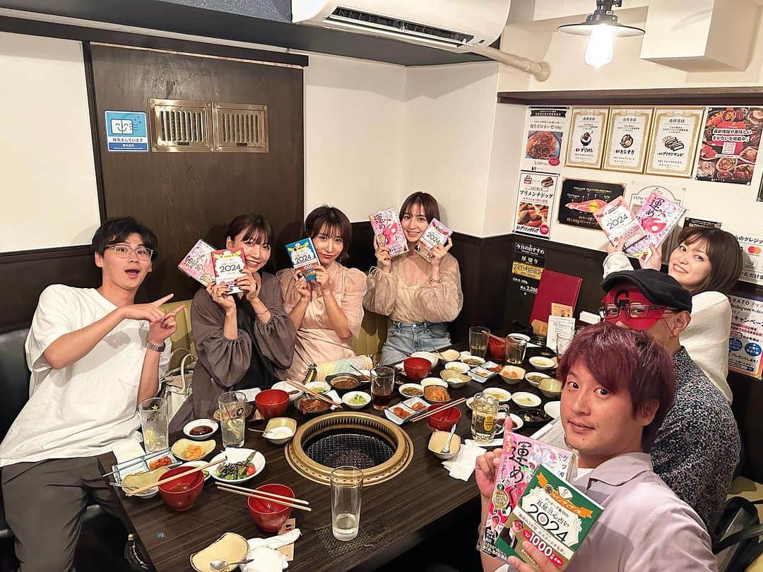 篠田麻里子のインスタグラム：「@iidanobutaka  もうかれこれ出会って10年以上？ 飯田さん✨ 毎年予約の取れないサトーブリアン🍚ご馳走してくれて占ってくれるという神様🤣☝️  占いも🔮だけど、飯田氏の言葉が好きで、色んな方を見て学んでそれを活かした言葉がたくさんあるんだろうなぁと✨  人は言葉で傷つくこともあれば言葉で救われることもある✨ 自分は人を救う言葉を使っていきたいなぁといつも思う🫶  はじめましての @momo.official  桃さん🍑 ぱくさん ドラム最強の @takurotanaka  まだ三回目？くらいなのにすごい密に会ってる笑 @seara_chance  ちゃん 助けてくれる後輩 @ami___maeda0601   感謝の会🫶幸せ  #ゲッターズ会」
