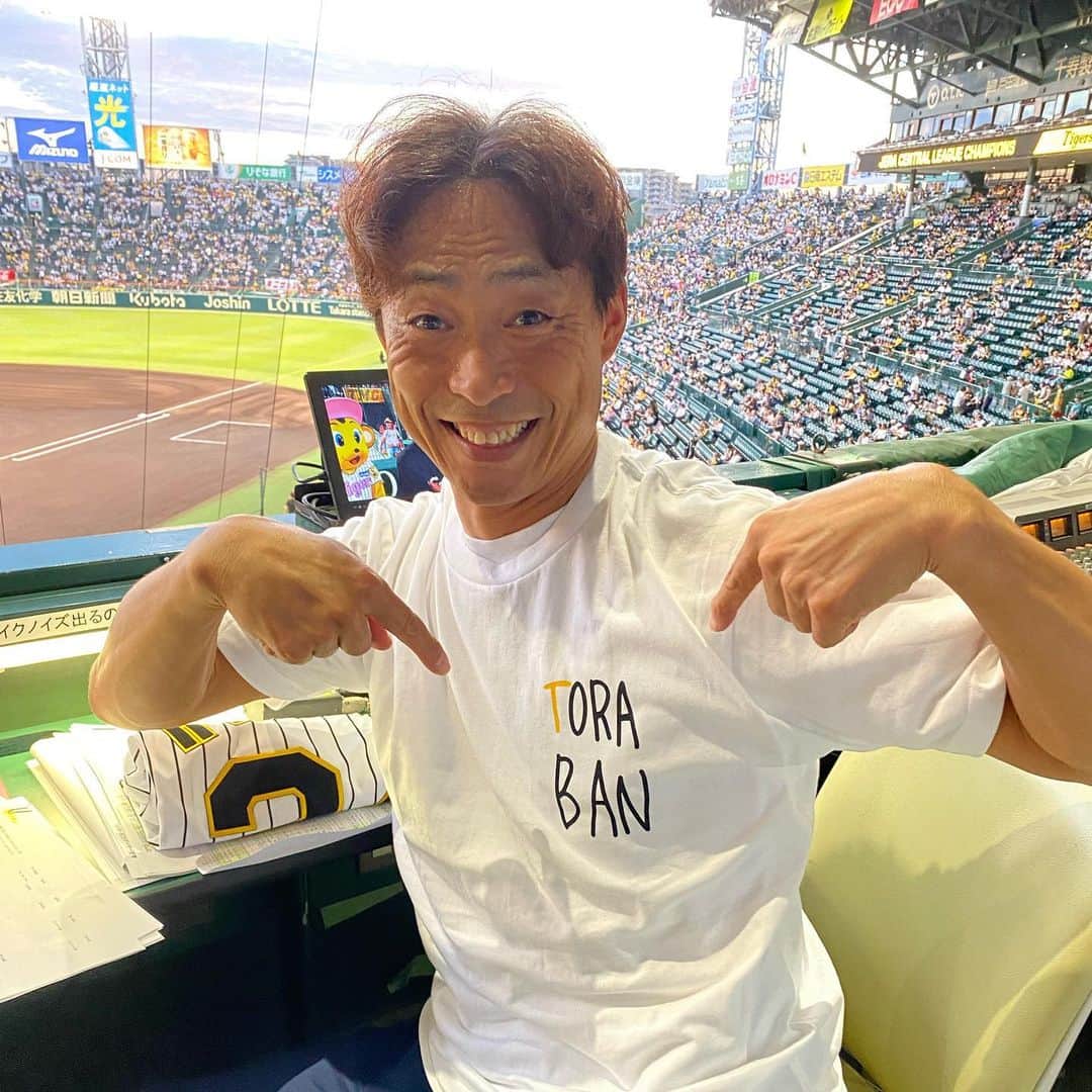 桧山進次郎のインスタグラム：「虎バンTシャツ‼️  胸にはシンプルに“TORA BAN” 背中には可愛く"虎のおしり"  デザインは パラアーティストの"むさし"さん😁  良い感じっす👍 実は特別に私の似顔絵イラストして頂いております。 出来上がり乞うご期待‼️ #abcミッケ  #虎バン  #虎バンtシャツ  #musashi_ishitomi #MUSASHIさん」