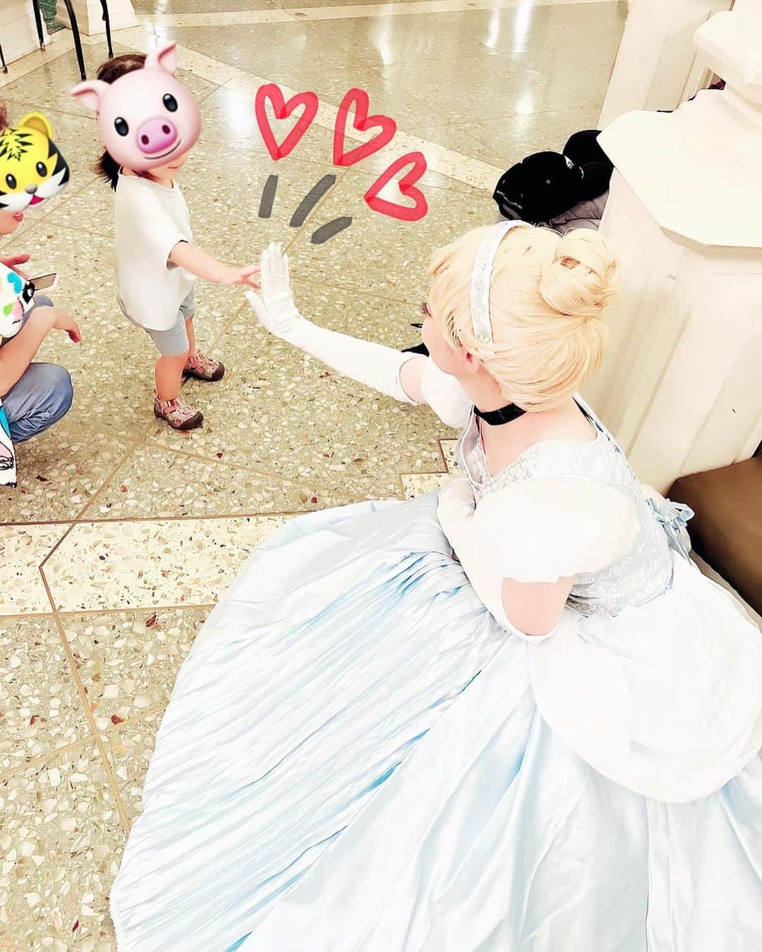 山崎はるかのインスタグラム：「Cinderella💙シンデレラ . OFF shot📸 . お子さんたちの「シンデレラー！」癒された… 王子手作りのカチューシャかわいい♡ ミッキーに王族っぽいご挨拶してもらえた♡ 「王子より好き」って言ってみたら 「いやー王子様ごめんなー？」 って感じ出してて面白くて可愛くて楽しかった笑  #シンデレラ仮装  #ディズニー仮装2023   #Dハロ仮装  #dハロ仮装」