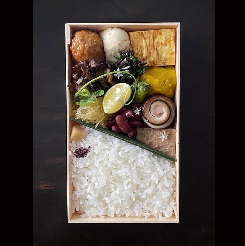 後藤しおりのインスタグラム：「お昼は全ての出荷分、土鍋ごはん弁当・八寸でした。献立も秋色。新米と新豆が少しづつ出始め、これから楽しみです。午後もお仕事頑張れますように。  今日はこれから夕方分の出荷準備です。」
