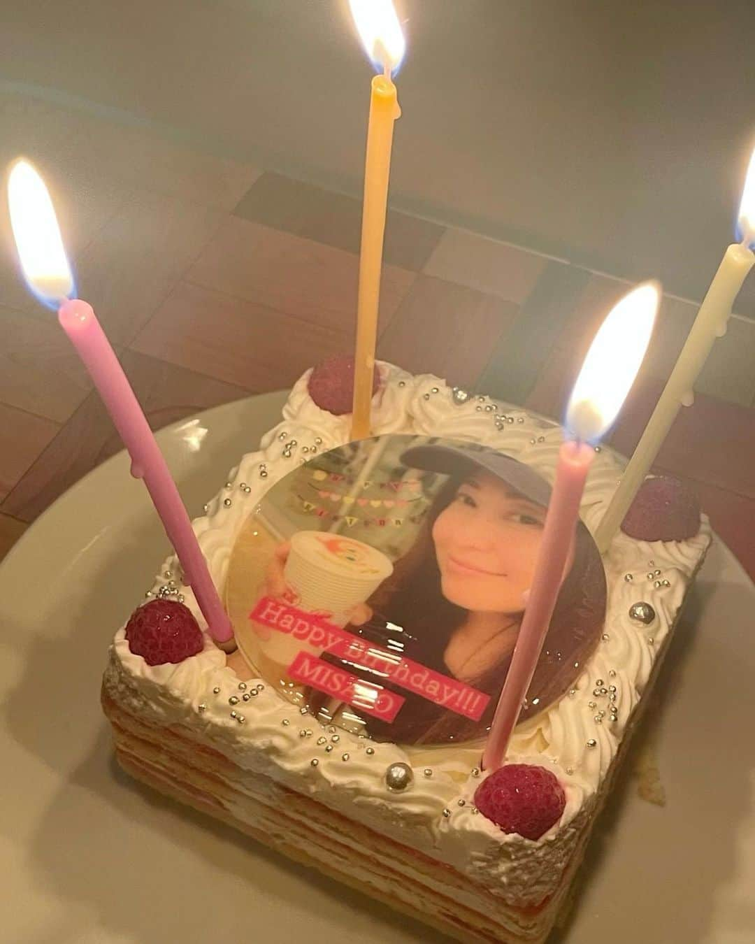 正田美里（みさみさ）さんのインスタグラム写真 - (正田美里（みさみさ）Instagram)「今年も無事誕生日を迎えられました🎂有難うございました。 ロウソクの火は娘が全て消してくれました（笑）ケーキのイラストは娘と取り合いになりましたw ケーキは端からどんどんなくなり、この後どう食べようかな（笑） 今年も沢山お祝いして頂き感謝感謝です✨ そんな誕生日の今日は娘のバレエのリハでバタバタですw  #happy #birthday #3歳児ママ #誕生日 #ありがとう」9月27日 11時16分 - misamisaupiupi