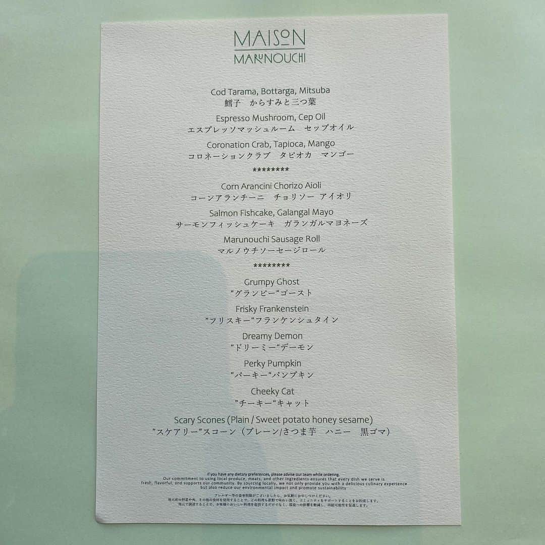 MAQUIA ONLINEさんのインスタグラム写真 - (MAQUIA ONLINEInstagram)「【フォーシーズンズホテル丸の内 東京】ハロウィン アフタヌーンティー モンスターフェスティバル🎃秋の味覚と共に賑やかなワンダーランドへ  #フォーシーズンズホテル丸の内 東京(Four Seasons Hotel Tokyo at Marunouchi)内「MAISON MARUNOUCHI (メゾン マルノウチ)」 にて、ハロウィンの雰囲気を満喫できるモンスターフェスティバルアフタヌーンティーが2023年10月1日より提供開始☕️  このハロウィンをテーマとしたアフタヌーンティーでは、キャンプファイアーストーリー、名作文学、コミックブックに登場するモンスターにインスパイアされた 6 つの魅惑的なスイーツが登場します🧁  モンスターたちの詳細はこちら↓👾 【Frisky Frankenstein】“フリスキー”フランケンシュタインマロン入りビスキュイ、抹茶のガナッシュ柚子ゼリー、マロンクリーム 【Perky Pumpkin】“パーキー“パンプキンライスクランブル入り南瓜クリーム,レモンカードムース 【Dreamy Demon】“ドリーミー“デーモンいちじくとラズベリー入りのフィナンシェ 【Grumpy Ghost】“グランピー”ゴーストキャラメルムース、洋ナシのゼリー 【Cheeky Cat】“チーキー“キャットふじりんごと青りんご入りのゼリー、ブラックベリーガナッシュ、マカロン  そしてセイボリーのメニューも一部変更があり、 パワーアップしました⤴️✨  ウェルカムドリンクのハーブティーは、グラスに注ぐと色が変わる仕様で、とても楽しかったです☁️  見た目もお味も楽しいこのアフタヌーンティー。 写真映えも間違いなし🤍 皆さんも是非足を運んでみてくださいね〜👑🎀  ハロウィン アフタヌーンティー モンスターフェスティバル  ■ 提供期間:　2023年10月1日(日)から2023年10月31日(火) ■ 時間:　11:30~L.O.16:30 ■ 料金:　平日7,600円 / 週末8,800円(消費税・サービス料込み) ■ お問い合わせ・ご予約:　03-5222-5880 ■提供場所：東京都千代田区丸の内1-11-1 パシフィックセンチュリープレイス丸の内 フォーシーズンズ    ホテル丸の内　東京 ■公式インスタグラム:　@maisonmarunouchi / @fstokyo ■Webページ: https://www.fourseasons.com/jp/tokyo/dining/restaurants/maison-marunouchi/  #アフタヌーンティー #afternoontea #紅茶 #カフェ #スイーツ #カフェ巡り #ティータイム #ハロウィン #スコーン #sweets #cafe #フォーシーズンズホテル #インスタ映え#メゾンマルノウチ」9月27日 17時00分 - maquia.magazine