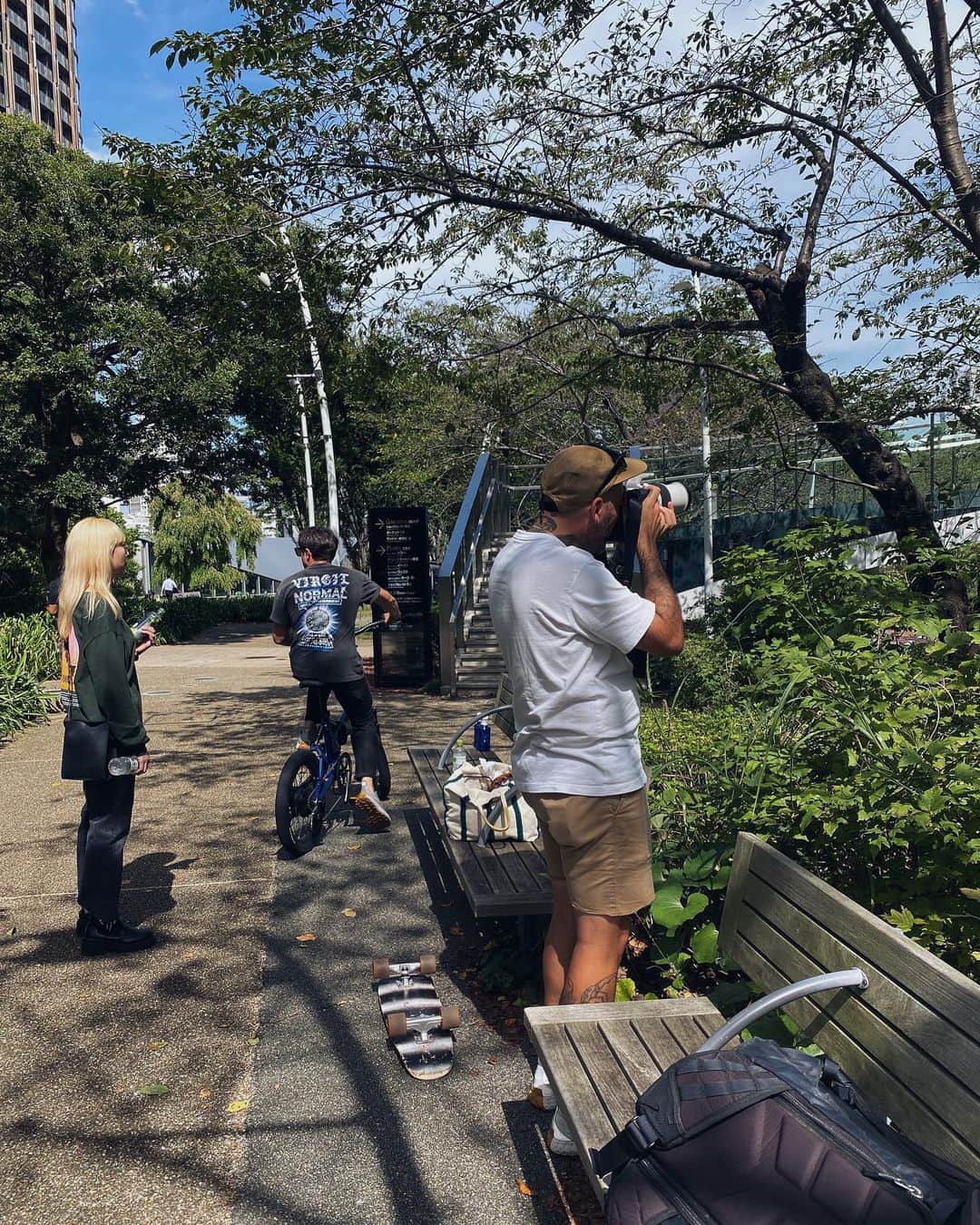 堀舞紀さんのインスタグラム写真 - (堀舞紀Instagram)「🚲🌎〜  🇪🇸Barcelona🇪🇸 から来た撮影クルー にお誘いいだき  慧斗と🎥😂。  人生ってオモシロイ。  et.も同行🐒の日。  🛹🎥👔🧦  とってもいい。  バルセロナ感。 ストリート感。 感覚で物作りする人達って 大好き🫶🏾。  きっと👵🏾になっても 変わらないな🫀ゾクゾクするポイント。  #shooting  #japan #🛹 #撮影の仕方カッコヨ　🙄」9月27日 11時10分 - mainohori