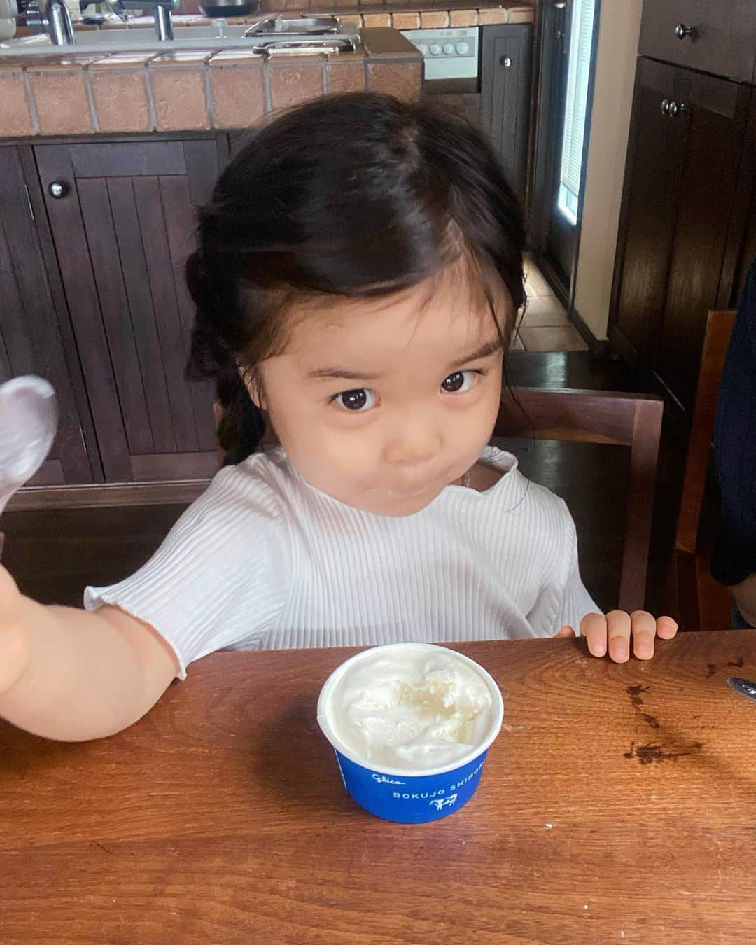 北澤 宏美さんのインスタグラム写真 - (北澤 宏美Instagram)「🍨🍨🍨 娘とのおやつ時間😋 今日は発売したばかりの『牧場しぼり ミルク』  とてもきめが細かでなめらかな舌触りが 何とも言えず心地いい🥹✨ 生乳のコクが口の中で広がり おいしさの余韻に浸れるの😌  ミルク感はしっかりありながらも 雑味のないすっきりとした後味なので 娘とあっという間に食べ終えてしまいました🤍  このおいしさの秘密はミルクの鮮度とのこと しぼって３日以内の国産生乳を使用し 素材のおいしさを活かしているそうです✨  国産の生乳、乳製品、卵黄、その他の原料も 全て国内製造の食品素材だけで作り上げたアイスクリーム 食品素材だけで作られているからこその 上質な素材本来のおいしさを楽しめる こだわりや優しさのつまっている商品 食べてるこちらはとても幸せな気分になります😌  これはまた食べたくなるアイスクリーム 娘も気に入ったようなので たくさんストックしておきたいです😊  #PR #Glico #牧場しぼり #アイスクリーム」9月27日 11時13分 - romihy58