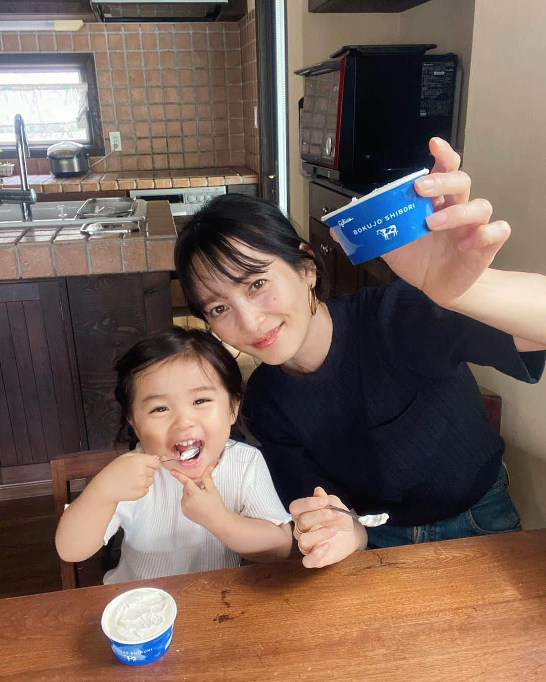 北澤 宏美のインスタグラム：「🍨🍨🍨 娘とのおやつ時間😋 今日は発売したばかりの『牧場しぼり ミルク』  とてもきめが細かでなめらかな舌触りが 何とも言えず心地いい🥹✨ 生乳のコクが口の中で広がり おいしさの余韻に浸れるの😌  ミルク感はしっかりありながらも 雑味のないすっきりとした後味なので 娘とあっという間に食べ終えてしまいました🤍  このおいしさの秘密はミルクの鮮度とのこと しぼって３日以内の国産生乳を使用し 素材のおいしさを活かしているそうです✨  国産の生乳、乳製品、卵黄、その他の原料も 全て国内製造の食品素材だけで作り上げたアイスクリーム 食品素材だけで作られているからこその 上質な素材本来のおいしさを楽しめる こだわりや優しさのつまっている商品 食べてるこちらはとても幸せな気分になります😌  これはまた食べたくなるアイスクリーム 娘も気に入ったようなので たくさんストックしておきたいです😊  #PR #Glico #牧場しぼり #アイスクリーム」