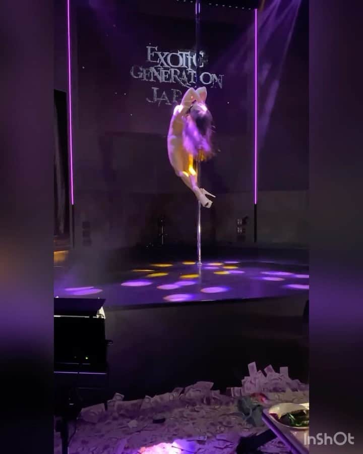 SHIRAISHIMIHOのインスタグラム：「@exoticgeneration_official  @exoticgeneration_japan のパフォーマンス動画です✨ ホームでエキゾの大会で踊れたことは本当に誇りに思います。ありがとうございました🫶 今回のパフォーマンスで特に気に入ってるところ切り取りました。 まず私が今回一番嬉しかったのは、パフォーマンスが始まる前にたくさんの人が名前を呼んで応援してくれたことです。 めちゃめちゃ嬉しかったです。この応援が原動力になりました。ありがとうございました🥲❤️アドレナリンが大変なことになってた😫🩷 一度も失敗しなかった縛られたマインドからの解放を意味して取ろうとした首輪がギリギリに取れてほんとに良かった🥲 ずっとIrinaさんが優しい目で大丈夫。取れるよ！って応援してくれてて最後取れた瞬間彼女のことずっと見てしまった🥲❤️🫶 今回の作品は、私の心を自由に、誰を好きになっても良い、私が決められる。過去の過干渉な母に縛られてたマインドの解放をテーマに作りました。 やっとメダル関係なく、私が私を満足させる踊りができました。これが今回の大会で得た大きな学びだと思う。 終始泣いてたけど全部嬉し泣きだったな。 応援の声、空気、目標を達成した気持ちと悔いが残らない踊り切れたときの充足感でずっと泣いてた🥲 @allie.kamikaze さんと　@mai_liza_k さんに今回の作品たくさんサポートしてもらいました。この2人がいなかったらできなかったと思います。 ありがとうございました🥲❤️🙏✨ 特に跳ね起きは4、5年くらい安定するのにかかったので絶対入れたかった！成長の証として。 @allie.kamikaze さん根気強く教えてくださりありがとうございました! @eri_contortionist 先生のコントーショントレーニングのおかげもあり少し身体能力が理想に近づけました！🙏ありがとうございました！ @starnitedancestudio  @atami_goldrush1109 もたくさんスタジオ、ステージを貸してくださり本当にありがとうございました！」