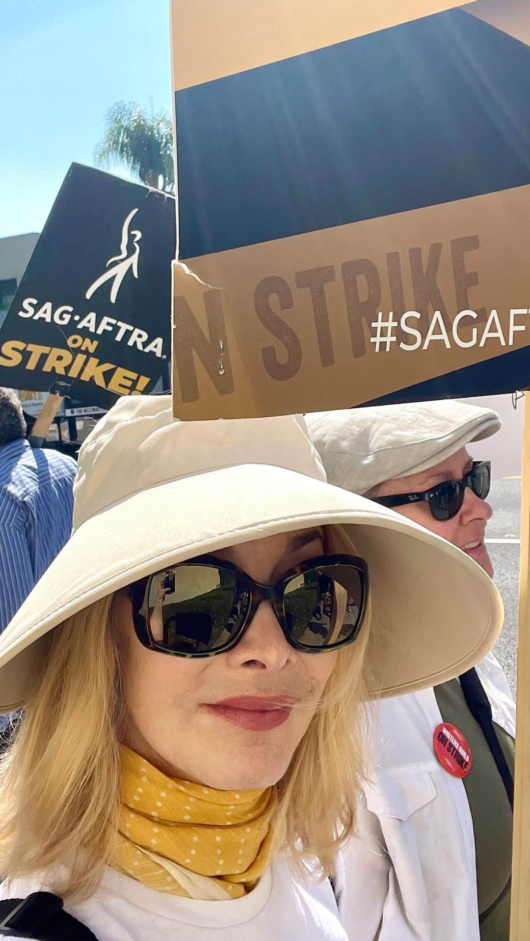 シャロン・ローレンスのインスタグラム：「Back on the #picketline with my fellow @sagaftra members like @verbalberappin , and a new pal @wgaeast producer of at #jurydutyonfreevee ,  @robyn.adams, &  @wgawest AND @directorsguild members like #joshfriedman in #solidarity . #sagaftra #wga #dga #unionstrong  #fairdeal」