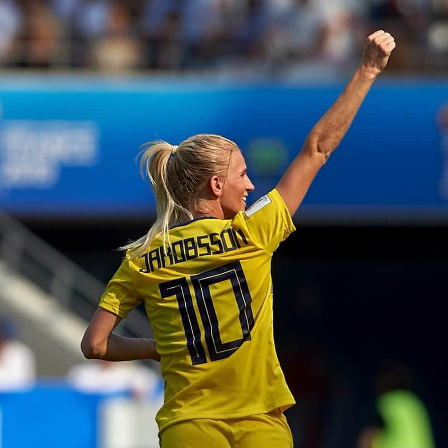 ソフィア・ヤコブソンのインスタグラム：「150 caps, honored and proud!  As a little girl, I dreamed big. I wanted to play for the national team one day but never in my wildest dreams did I believe that I would proudly wear this shirt for 150 games.!🇸🇪🫶」