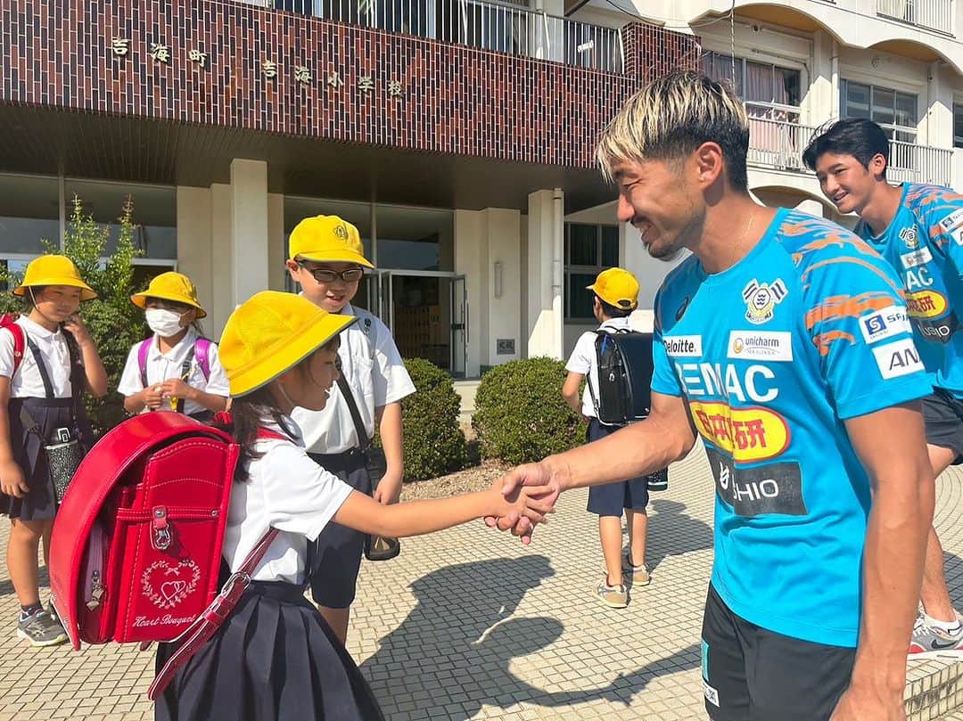櫻内渚さんのインスタグラム写真 - (櫻内渚Instagram)「あいさつ運動＆みまもる運動 今日は吉海小学校。 安全に帰りましょう😁  #fc今治 #突き進め光射す方へ #吉海小学校 #次はどこの学校かな」9月27日 16時42分 - sakurauchi_nagisa