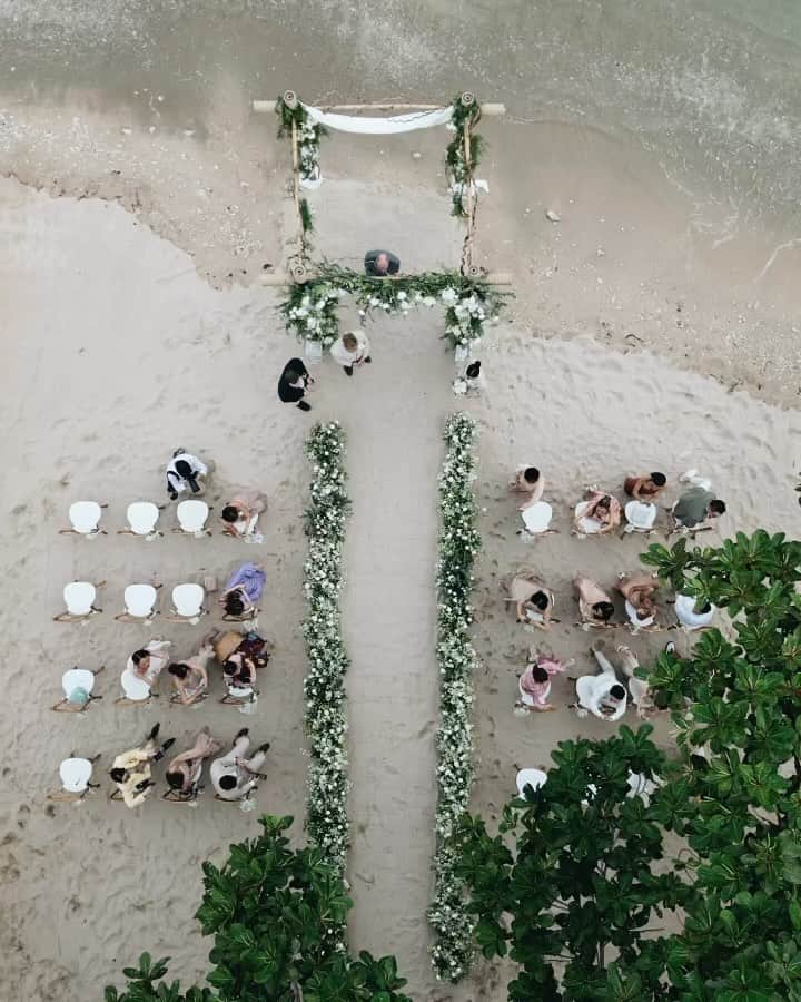 イプシー・キーラティのインスタグラム：「Beach ceremony 🤍 ที่ที่ชอบ กับ คนในชีวิต ที่เรารัก . . 🫶🏽 :-)) #kittengummythewedding 🎶 🌊」
