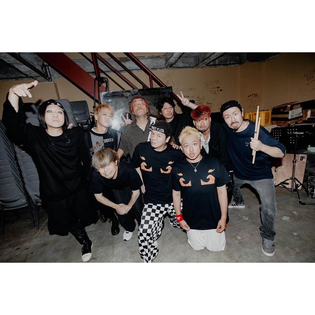 侑威地のインスタグラム：「響都超特急 TOUR@新潟LOTS  photo by @kawado_photo  #rottengraffty #10-feet #やべきょうすけ #響都超特急ツアー2023」
