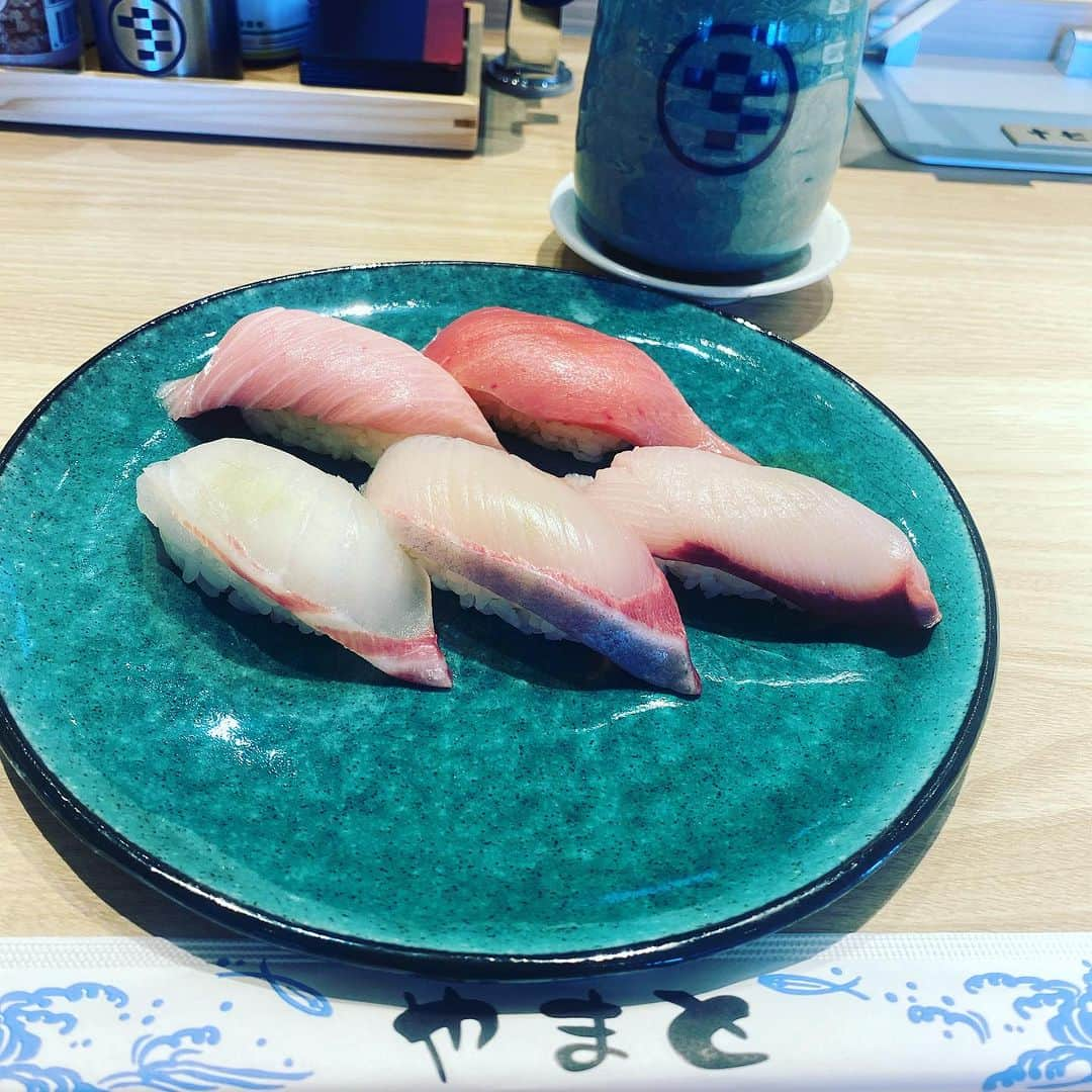 三浦泉さんのインスタグラム写真 - (三浦泉Instagram)「*♪¸¸.•*¨･:*ೄ·*♪¸¸.•*¨･:*ೄ*♪¸¸.•*¨･:*ೄ··*♪¸¸.•*¨･  　 『南房総　やまと寿司　館山本店』 @yamato_tateyamahonten   グランドオープン記念 レセプションイベントに🎉 ご招待いただきました💕💕  　館山の海を一望できて 絶景ロケーションで お寿司をいただくなんて贅沢🍣  　半個室もあるのでゆっくり できて良いですよね💕  　創業40年以上で厳選された鮮度の高い魚介類を職人さんがさばいて 高品質なお魚をお手頃プライスで堪能できます🎉  　食べログ千葉県方お寿司ランキング1位　週末は2〜3時間待ちの店舗も多数だそうです🎊🎊🎊  　9/30土 館山本店グランドオープンするので 是非　皆様行かれてみてくださいね🏖🍣✨  　  *♪¸¸.•*¨･:*ೄ·*♪¸¸.•*¨･:*ೄ*♪¸¸.•*¨･:*ೄ··*♪¸¸.•*¨･ #pr #やまと寿司 #やまと寿司本店  #グランドオープン #寿司 #食べログランキング  #いずみーるのグルメ記  #イズミールのグルメ記  #izumiのグルメ記」9月27日 11時21分 - princessizu1201