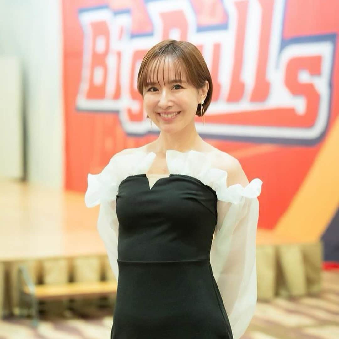 山川恵里佳のインスタグラム：「@iwatebigbulls   Tip offパーティーの司会をやらせていただきました☺︎  チームとチームを応援してくださる皆さまとの会🏀 2023-24season岩手ビッグブルズは 更にパワーアップする予感です❤️‍🔥  10/14.15タカヤアリーナで行われる ホーム開幕戦は楽しいイベント盛りだくさん⭐︎  その中でも私がオススメなのがBULLS BAR🍺🍶🍷  岩手県盛岡市が誇る 地ビールや岩手県内の日本酒やワインが大集結♡ ご来場いただいたお客様に各種1杯ずつお振舞いがあります🫶  お酒に合うフードも色々あるので 試合がはじまる前BULLS BARに遊びにきてください✨  私はブルズバルのMCです！ 適任すぎる〜 一緒に楽しみましょう♡  岩手ビッグブルズとチアのレッドチャーム 情報チェックよろしくです💞 @iwatebigbulls  @bigbulls_cheer   #岩手ビッグブルズ #岩手ビッグブルズオフィシャルアンバサダー  📷 @akila_hhs」