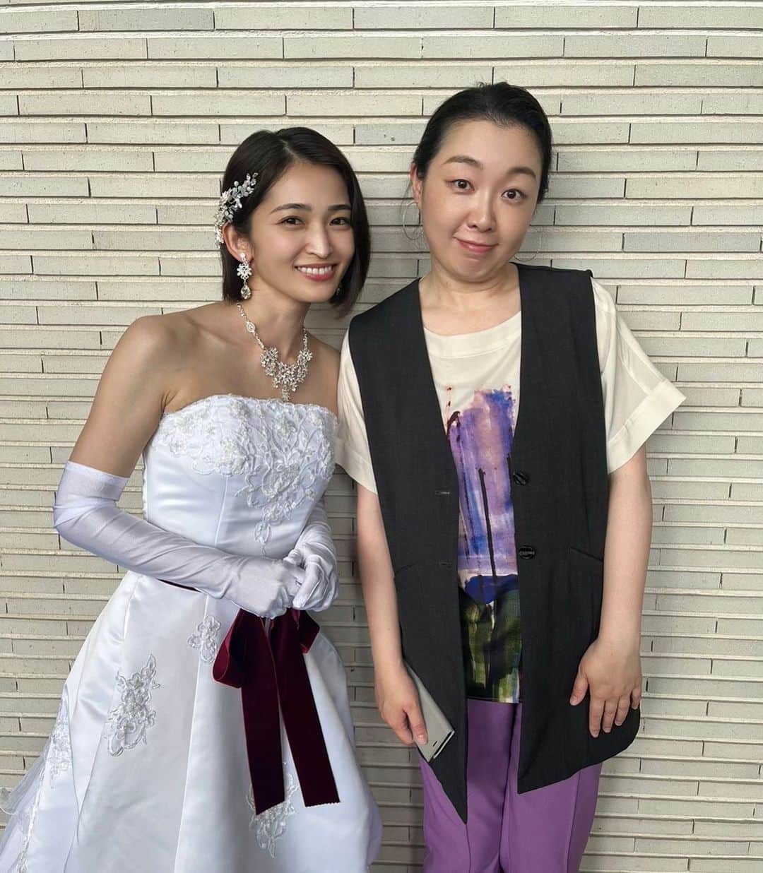 岡本玲のインスタグラム：「. 「その結婚、正気ですか？」第8話 冒頭のスチールカメラマンさん、映画「茶飲友達」で刑事さんを演じられていた福田温子さん！  久しぶりの再共演〜。 嬉しい〜☺️ 茶飲友達ではがっつりバトルしてましたけどね、今回は平和でした🕊  主演映画「茶飲友達」配信スタートしてます。ドラマとまた違う姿を見ていただけるかと思います。是非に。」