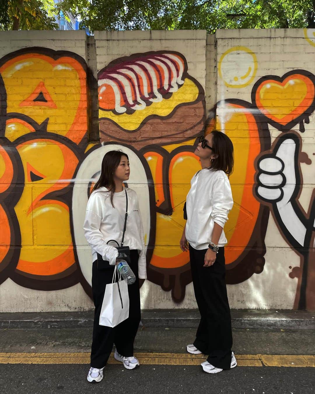 JUNNAさんのインスタグラム写真 - (JUNNAInstagram)「みんなバラバラのフライトで韓国集合✈️🇰🇷  朝カフェでゆっくりスタート @eggseoul.official   今回の韓国旅は @_emiko123__ のアテンド ネイティブえみこの韓国語に感動した旅 えみこがスケジュールを組んでお店もセレクトしてくれて大満喫の2泊旅でした♡  3色買ってしまったお気に入りの着痩せパワショルロンT #ETREボートネックボールドショルダープルオーバー デニムもお気に入りで2色getした @yanuk_official  カラッと晴れた秋の韓国旅にぴったりでした♪  2人もETRÉのトップス @_emiko123__ / #ETREサムホールメッセージロンTee (大阪限定) @etretokyo_sorami / #ETREシアーテレコレイヤードロンTee  #韓国旅行#韓国 #junna✈️」9月27日 11時25分 - junna
