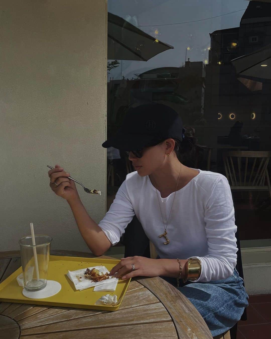 JUNNAさんのインスタグラム写真 - (JUNNAInstagram)「みんなバラバラのフライトで韓国集合✈️🇰🇷  朝カフェでゆっくりスタート @eggseoul.official   今回の韓国旅は @_emiko123__ のアテンド ネイティブえみこの韓国語に感動した旅 えみこがスケジュールを組んでお店もセレクトしてくれて大満喫の2泊旅でした♡  3色買ってしまったお気に入りの着痩せパワショルロンT #ETREボートネックボールドショルダープルオーバー デニムもお気に入りで2色getした @yanuk_official  カラッと晴れた秋の韓国旅にぴったりでした♪  2人もETRÉのトップス @_emiko123__ / #ETREサムホールメッセージロンTee (大阪限定) @etretokyo_sorami / #ETREシアーテレコレイヤードロンTee  #韓国旅行#韓国 #junna✈️」9月27日 11時25分 - junna