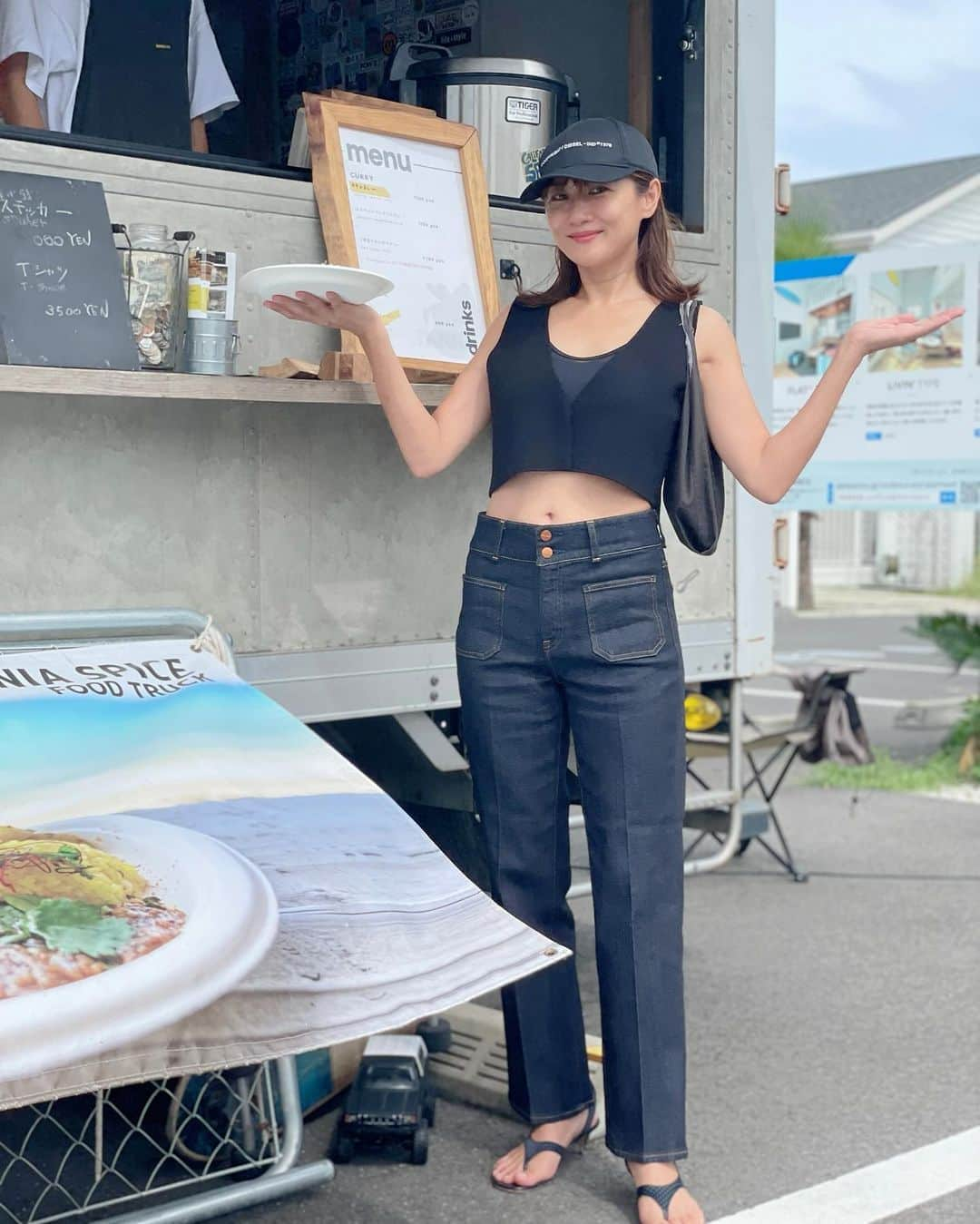 藤崎奈々子のインスタグラム：「. キッチンカーで美味しいカレー屋さんが出てると聞きつけて、早速お買い物へ ・ @california_spice_  日本一周しながらカレーを販売してるんだって 私はココナッツのカレーがとても好きでした♡ ・ この日のデニムは初おろし、レッドカードの マーマレード ミッドライズ EX 綺麗なシルエットを出してくれるのに凄く履き心地が良い(見た目より遥かに生地が柔らかく感じる)  そして、写真撮ってびっくりしたんだけど足長効果が凄かった！！←最後の写真見てみて！デニムの形でこんなに足の長さが長く見えるのかと驚愕するよ  短めのニットと合わせても可愛いぽいよね ・ @guestlist___tokyo  ・ #レッドカードトーキョー #レッドカード #redcardtokyo #足長効果  #californiaspice #スパイスカレー  #ココナッツカレー #美味しかった」