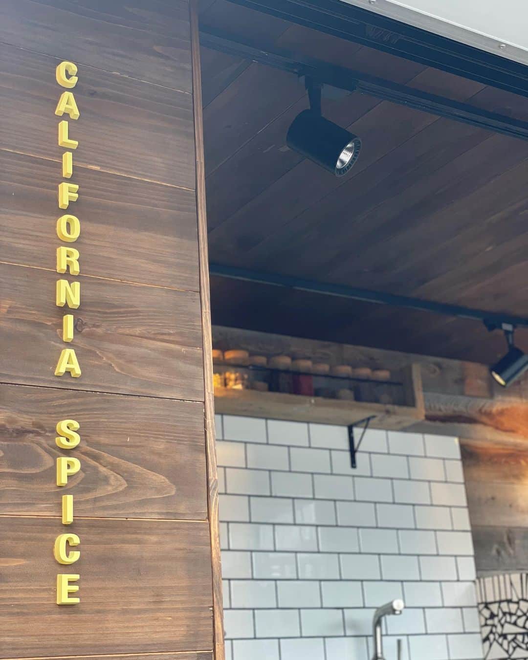 藤崎奈々子さんのインスタグラム写真 - (藤崎奈々子Instagram)「. キッチンカーで美味しいカレー屋さんが出てると聞きつけて、早速お買い物へ ・ @california_spice_  日本一周しながらカレーを販売してるんだって 私はココナッツのカレーがとても好きでした♡ ・ この日のデニムは初おろし、レッドカードの マーマレード ミッドライズ EX 綺麗なシルエットを出してくれるのに凄く履き心地が良い(見た目より遥かに生地が柔らかく感じる)  そして、写真撮ってびっくりしたんだけど足長効果が凄かった！！←最後の写真見てみて！デニムの形でこんなに足の長さが長く見えるのかと驚愕するよ  短めのニットと合わせても可愛いぽいよね ・ @guestlist___tokyo  ・ #レッドカードトーキョー #レッドカード #redcardtokyo #足長効果  #californiaspice #スパイスカレー  #ココナッツカレー #美味しかった」9月27日 11時30分 - nanakofujisaki