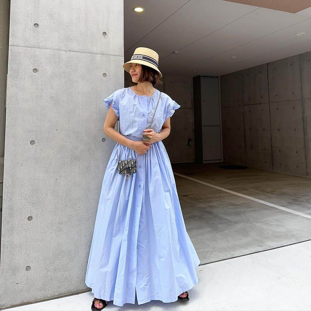 増山敬子のインスタグラム：「涼しくなってきたなぁっと 思ったらなんだか真夏日だね🌞  明日はリサイクル撮影day♻️ 可愛い秋物が届いてるんだ♡ お楽しみに😆  #おちびコーデ  #麦わら帽子 #fvecフリマ  #ロングワンピ #patou#パトゥ  #ミニバック　#dior#ディオール #サンダル #エルメス  #155cmコーデ #40代コーデ #ママファッション」