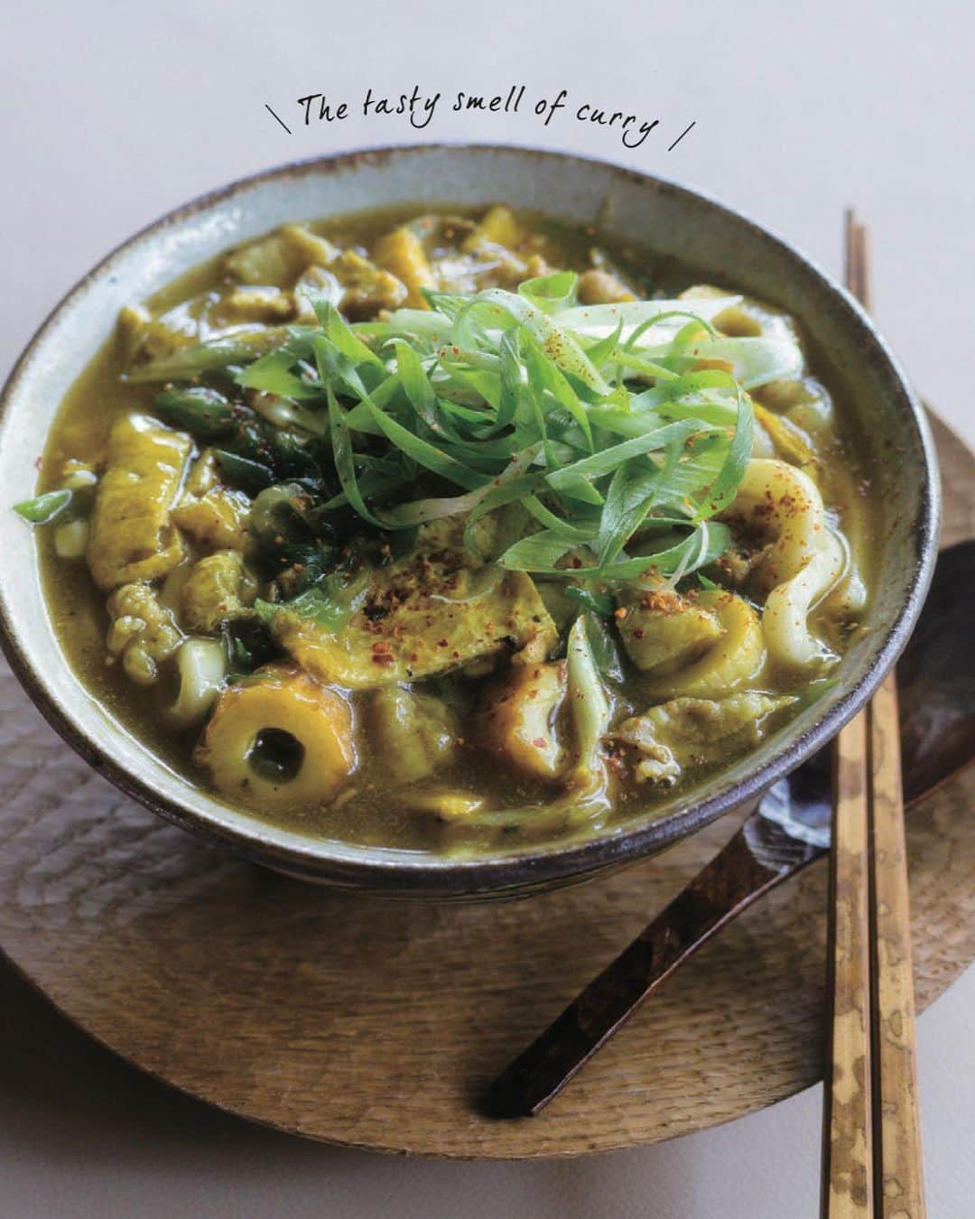 小堀紀代美さんのインスタグラム写真 - (小堀紀代美Instagram)「『ごはんのように食べる麺』（扶桑社）発売となりました。＊表紙は2枚目に  汁あり汁なし、温かいも冷たいも、あえるだけ、のっけるだけ、、、etc。中華麺、うどんそうめん、パスタ、、、、和洋中、エスニックと味わいも色々。麺だけで1冊の本が出来上がりました。  素材から旨みを引き出して、作り方のところどこにちょっとしたコツ、素材の組み合わせや作り方でおいしくなるように工夫をしています。(カツオ昆布だしをとって使うものもあるけれど、、、どの汁もギリギリの量で！多くなると調味料多めで塩分多めになり、そして旨みも薄まってしまうので）  麺料理ってなんとなく「ささっと麺にする？」とか「何か麺でいいかな」と言いがち、、、（私も、笑）そんな良さもあるのが「麺」🍝（〆にもなるしね。）  でも、ちょっと時間のある時は、ご飯のおかずを作るのと同じように向き合ってみると、バランスのとれたちゃんとした食事にもなるし、おもてなしの時の〆にもよかったり。（TKG🥚🍚ならぬTKUうどんバージョンもあります。作り置きそぼろ数種なども）  「今日も、麺にしよう！」「今日は何が食べたいかな、どれを作ろうかな？」と、日常の中で活用していただけたら嬉しい1冊です🍲  どうぞよろしくお願いいたします。  デザイン：鳥沢智沙さん @sunshinebird.g  撮影：山田耕司さん スタイリスト：久保田朋子さん　@eggstand  取材・構成：加藤洋子さん 編集：渡邊みどりさん  ＊＊＊＊＊＊＊＊＊＊＊＊＊＊＊＊＊＊＊＊＊＊＊ 本日、14時過ぎからクリス智子さん　@chris_tomoko の番組にGOOD NEIGHBORS : J-WAVE 81.3 FM RADIOに出演させていただきます。こちらもどうぞよろしくお願いいたします。（Radicoのアプリでもぜひ！）」9月27日 11時37分 - likelikekitchen