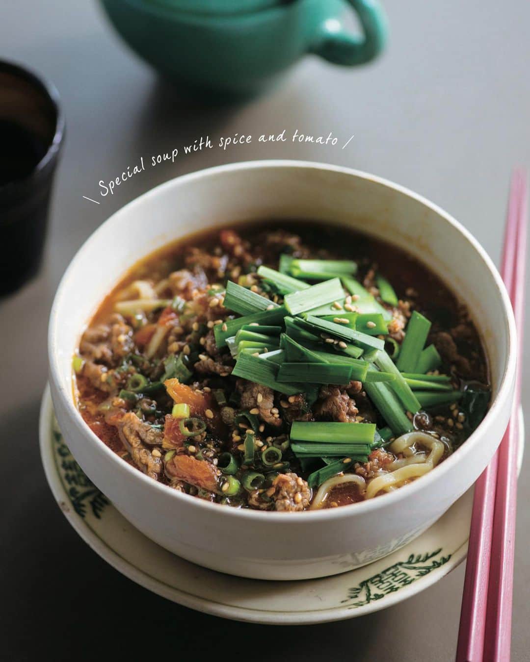 小堀紀代美さんのインスタグラム写真 - (小堀紀代美Instagram)「『ごはんのように食べる麺』（扶桑社）発売となりました。＊表紙は2枚目に  汁あり汁なし、温かいも冷たいも、あえるだけ、のっけるだけ、、、etc。中華麺、うどんそうめん、パスタ、、、、和洋中、エスニックと味わいも色々。麺だけで1冊の本が出来上がりました。  素材から旨みを引き出して、作り方のところどこにちょっとしたコツ、素材の組み合わせや作り方でおいしくなるように工夫をしています。(カツオ昆布だしをとって使うものもあるけれど、、、どの汁もギリギリの量で！多くなると調味料多めで塩分多めになり、そして旨みも薄まってしまうので）  麺料理ってなんとなく「ささっと麺にする？」とか「何か麺でいいかな」と言いがち、、、（私も、笑）そんな良さもあるのが「麺」🍝（〆にもなるしね。）  でも、ちょっと時間のある時は、ご飯のおかずを作るのと同じように向き合ってみると、バランスのとれたちゃんとした食事にもなるし、おもてなしの時の〆にもよかったり。（TKG🥚🍚ならぬTKUうどんバージョンもあります。作り置きそぼろ数種なども）  「今日も、麺にしよう！」「今日は何が食べたいかな、どれを作ろうかな？」と、日常の中で活用していただけたら嬉しい1冊です🍲  どうぞよろしくお願いいたします。  デザイン：鳥沢智沙さん @sunshinebird.g  撮影：山田耕司さん スタイリスト：久保田朋子さん　@eggstand  取材・構成：加藤洋子さん 編集：渡邊みどりさん  ＊＊＊＊＊＊＊＊＊＊＊＊＊＊＊＊＊＊＊＊＊＊＊ 本日、14時過ぎからクリス智子さん　@chris_tomoko の番組にGOOD NEIGHBORS : J-WAVE 81.3 FM RADIOに出演させていただきます。こちらもどうぞよろしくお願いいたします。（Radicoのアプリでもぜひ！）」9月27日 11時37分 - likelikekitchen