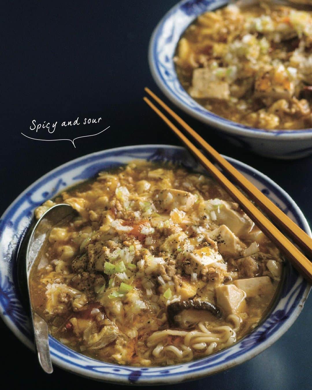 小堀紀代美さんのインスタグラム写真 - (小堀紀代美Instagram)「『ごはんのように食べる麺』（扶桑社）発売となりました。＊表紙は2枚目に  汁あり汁なし、温かいも冷たいも、あえるだけ、のっけるだけ、、、etc。中華麺、うどんそうめん、パスタ、、、、和洋中、エスニックと味わいも色々。麺だけで1冊の本が出来上がりました。  素材から旨みを引き出して、作り方のところどこにちょっとしたコツ、素材の組み合わせや作り方でおいしくなるように工夫をしています。(カツオ昆布だしをとって使うものもあるけれど、、、どの汁もギリギリの量で！多くなると調味料多めで塩分多めになり、そして旨みも薄まってしまうので）  麺料理ってなんとなく「ささっと麺にする？」とか「何か麺でいいかな」と言いがち、、、（私も、笑）そんな良さもあるのが「麺」🍝（〆にもなるしね。）  でも、ちょっと時間のある時は、ご飯のおかずを作るのと同じように向き合ってみると、バランスのとれたちゃんとした食事にもなるし、おもてなしの時の〆にもよかったり。（TKG🥚🍚ならぬTKUうどんバージョンもあります。作り置きそぼろ数種なども）  「今日も、麺にしよう！」「今日は何が食べたいかな、どれを作ろうかな？」と、日常の中で活用していただけたら嬉しい1冊です🍲  どうぞよろしくお願いいたします。  デザイン：鳥沢智沙さん @sunshinebird.g  撮影：山田耕司さん スタイリスト：久保田朋子さん　@eggstand  取材・構成：加藤洋子さん 編集：渡邊みどりさん  ＊＊＊＊＊＊＊＊＊＊＊＊＊＊＊＊＊＊＊＊＊＊＊ 本日、14時過ぎからクリス智子さん　@chris_tomoko の番組にGOOD NEIGHBORS : J-WAVE 81.3 FM RADIOに出演させていただきます。こちらもどうぞよろしくお願いいたします。（Radicoのアプリでもぜひ！）」9月27日 11時37分 - likelikekitchen