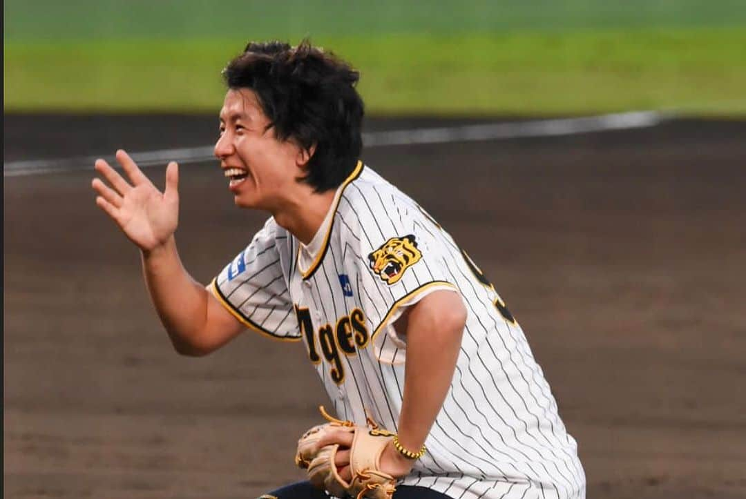 辻さんのインスタグラム写真 - (辻Instagram)「甲子園球場でファーストピッチをさせていただきました！ トラッキーと対決のはずがまさかの「バッタートラッキーに代わりまして、代打桧山」のコール…！！！ 僕が一番最初に好きになった野球選手です。 しかも打ってきました笑　僕の球が思ってるより速かったらしくファールになりました！ そして現役バリバリの糸原さんとも写真撮っていただきました！一生の思い出です！ #桧山進次郎 #糸原健斗 #ファーストピッチ  #阪神タイガース」9月27日 11時42分 - tsujiclassic