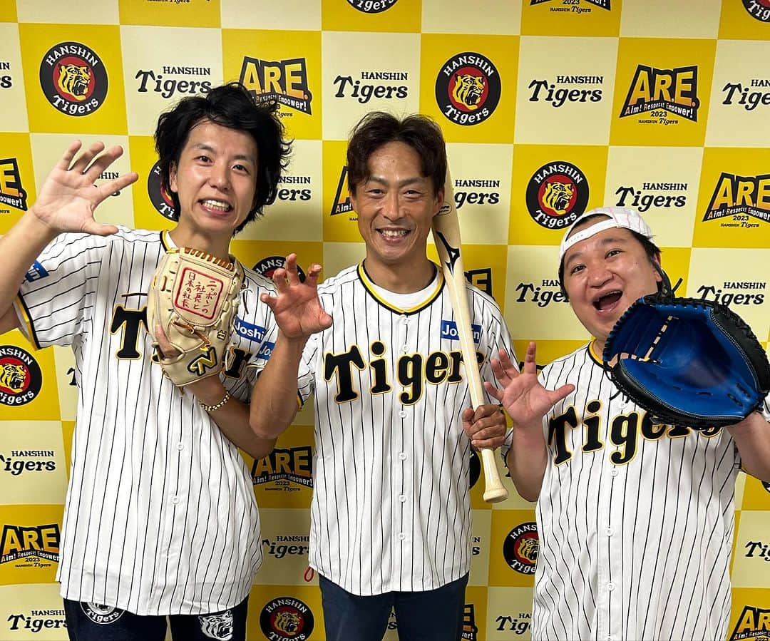 辻さんのインスタグラム写真 - (辻Instagram)「甲子園球場でファーストピッチをさせていただきました！ トラッキーと対決のはずがまさかの「バッタートラッキーに代わりまして、代打桧山」のコール…！！！ 僕が一番最初に好きになった野球選手です。 しかも打ってきました笑　僕の球が思ってるより速かったらしくファールになりました！ そして現役バリバリの糸原さんとも写真撮っていただきました！一生の思い出です！ #桧山進次郎 #糸原健斗 #ファーストピッチ  #阪神タイガース」9月27日 11時42分 - tsujiclassic