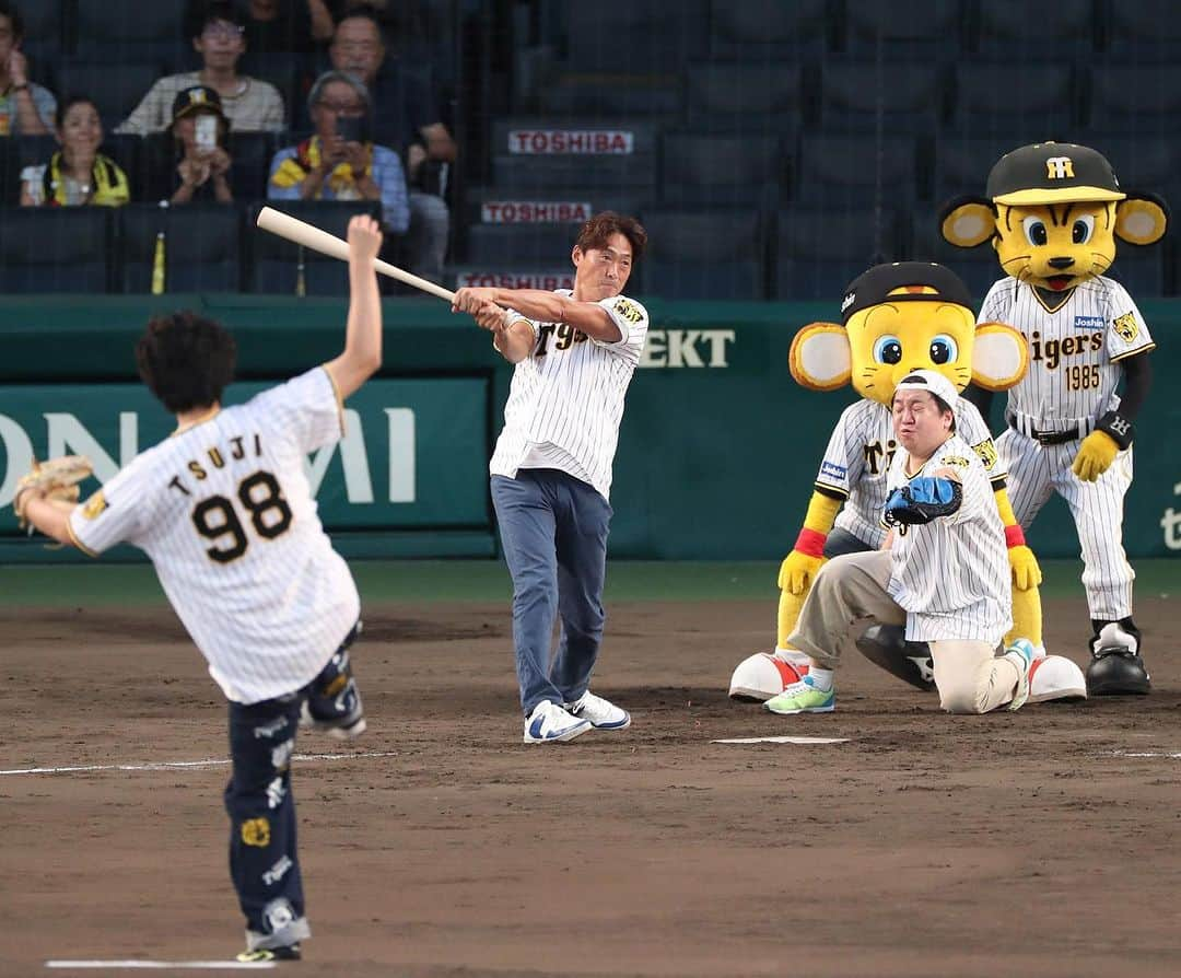 辻のインスタグラム：「甲子園球場でファーストピッチをさせていただきました！ トラッキーと対決のはずがまさかの「バッタートラッキーに代わりまして、代打桧山」のコール…！！！ 僕が一番最初に好きになった野球選手です。 しかも打ってきました笑　僕の球が思ってるより速かったらしくファールになりました！ そして現役バリバリの糸原さんとも写真撮っていただきました！一生の思い出です！ #桧山進次郎 #糸原健斗 #ファーストピッチ  #阪神タイガース」