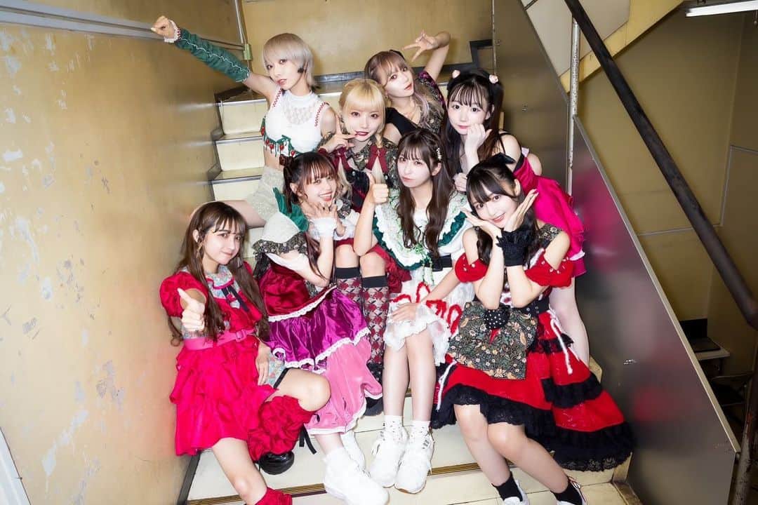 福田花音のインスタグラム：「みゅーまっぱさまーぱふぇ完走しました🍓🌴 MAPAちゃんとμで全力で駆け抜けた夏 最高の思い出になったな〜  TPFとかでMAPAちゃんと 一緒になることはあっても がっつり同じ時間を過ごすことは なかなかなかったので 今回のツアーでぐっと距離が縮まった気がするし4人それぞれの素敵なところいっぱい見つけたな〜って気持ち  絶対に負けないぞ！くらいの気持ちで始まったツアーだったのがどんどんお互いが大切な存在になっていって良い意味でバチバチ感はないけれど良いところ盗み合って高め合える存在になれたことがとても居心地良かった🤍  そしていつしかMAPAちゃんの喜びや悲しみも自分のことのように感じる瞬間もあって 素敵な仲間に出会えてよかったなって心から思いました  そしてμちゃん🐶 現体制が最後になるかもなんて想像もしてないところから始まったツアーだったから 当然最初から最後までしんみりモードではなかったけれど、前回のツアーからこの4人だからこそ乗り越えられたことがたくさんあったし このツアーが終わる頃には3人のことが絶対的に信頼できる存在になってた！ 可愛い可愛いビジュアルになんでもさらっとこなせる最強アイドル、でも時に誰よりも冷静にまわりをみてくれてるのどか💚 どんな時も周りを笑わせて明るくしてくれて人の傷みに誰よりも寄り添ってくれるμちゃんの太陽にっちやん🧡 いつだってまっすぐで真面目でかっこよくてやるべきことが絶対にブレないかれんちゃん❤️  この先どんなことがあってもみんなとなら乗り越えていけるって思えたツアーでした！  そして会いに来てくれたみんなも本当にありがとうございました♡ わたしの今年の夏は間違いなくみんながいてくれたから最高なものになりました みんなと会える週末があったから乗り越えられたものがたくさんありました  これからもみんなに応援してもらえるように頑張る！！  🍹みゅーまっぱさまーぱふぇ完🍨🍓  📷　@masayo_rix  さん」