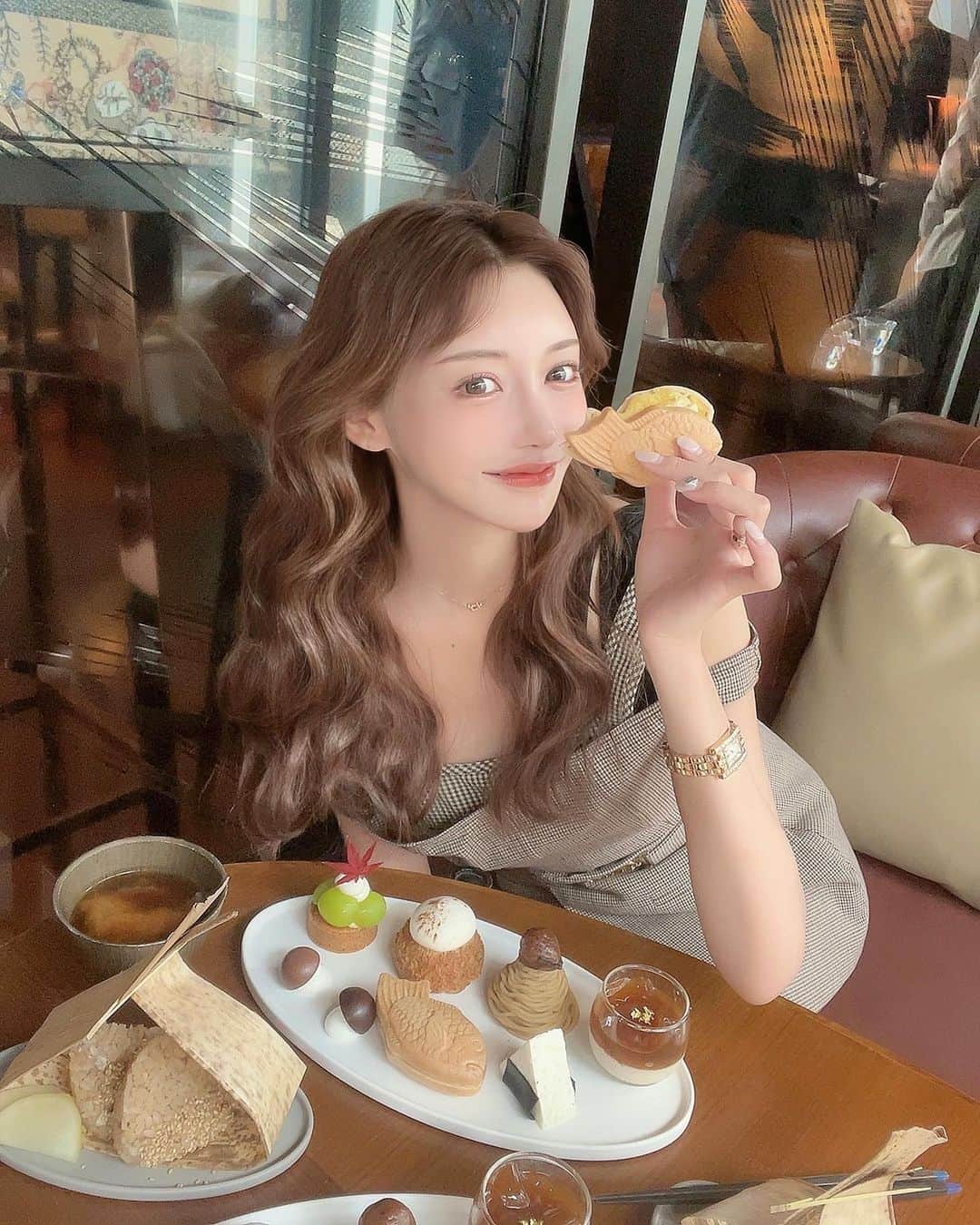明日花キララのインスタグラム：「秋の味覚が大集合した満腹でわんぱくなアフタヌーンティー🐟🍙🌰🫖お味噌しるつき！ @saaya.xoxo いつも可愛いところ連れ出してくれてありがとぬん🥹」