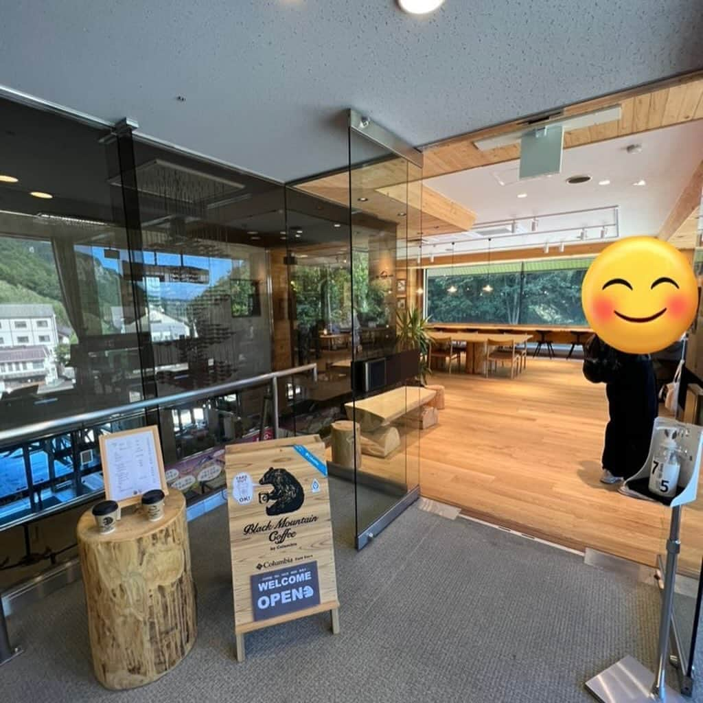 足立玲菜のインスタグラム：「黒岳のロープウェイ乗り場にあるColumbia（@columbia_jp ）のフィールドショップColumbia Field Store ⛰️ 店内もお洒落でゆっくりコーヒー飲めるいい雰囲気のお店でした😊  2021年3月に上川町と包括連携協定を結んだそうで、コロンビアでは初のフィールドショップみたい⛰️☕️ 近くに行ったら是非寄ってみてね😊  最近Columbiaのデザイン可愛くなったきがして、リュックとか普段使いする事が増えました🎒 . . .  #Columbia #アウトドアブランド #コロンビア #コロンビアコーヒー  #アウトドア用品 #アウトドアショップ #アウトドアファッション #山登り #登山用品 #黒岳 #黒岳ロープウェイ #上川町層雲峡 #層雲峡」