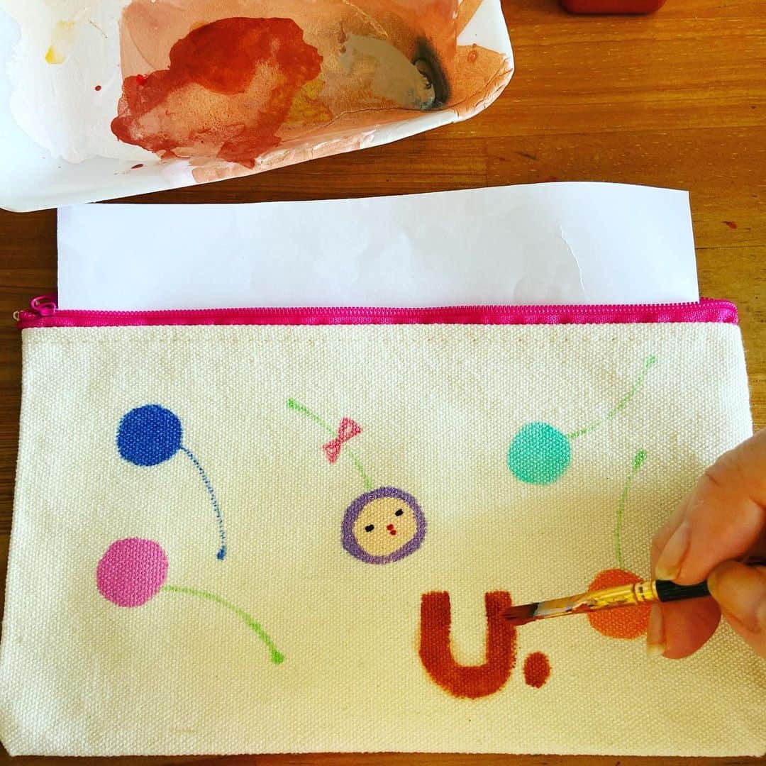 おおたうにのインスタグラム：「頑張ったけど色々懸案の「手描きシリーズ」ですが、 ポーチを買ってくださった方にはその場でイニシャルお入れします🤎 （お名前でも良いのだが、ワンオペでたくさん来てくださった場合バタバタしそうなので、一応「イニシャル」としておきます）  縮んじゃう「ミニバッグ」は、鞄としてではなく「絵画作品」として飾っていただけたら嬉しいな☺️  もちろんラフォーレで購入してくださった方には最優先でお入れします！ので、お手数ですがお持ちいただけると嬉しいです💕  （BGMに松尾和子の「イニシアル」を探したら、あった！！）  ✨ーーーーー  おおたうに個展 「GIRL! GIRL! GIRL!」 @galleryledeco   10/2(mon) -5(thu) 12:00〜19:00   6(fri)-7(sat) 12:00〜20:00  8(sun) 12:00〜17:00 （最終日は搬出のため夕方5時までです！） という感じにしようかな？と思っております。  全部新作❣️描き下ろしだらけ❣️ 短冊画、水彩画、アクリル画などなど展示予定です。 友人たちとの私物フリマもあるよ！  ＆基本全日程終日在廊予定。 みんな会いに来てね😉  ✨ーーーーーーーーーーーー  #おおたうに展2023 #girlgirlgirl #fashionillustration #手描きトートバッグ #手描きポーチ #一点もの #outauni #おおたうに」
