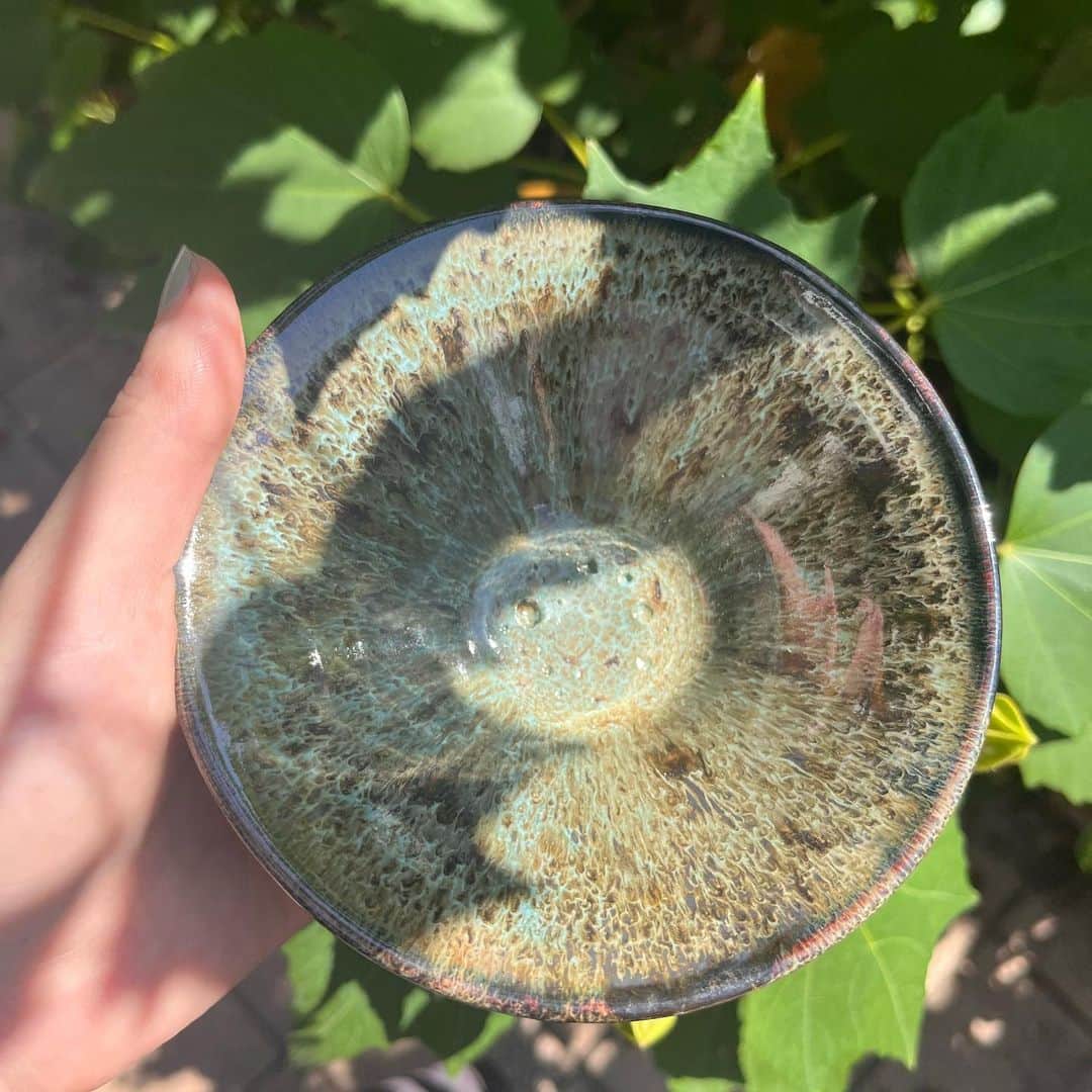 のインスタグラム：「新作窯出し🌱  お茶碗の中に宇宙が生まれた。 なんなら月できた！🌕 釉薬の垂れ方も可愛くて、いい仕上がりです。  #陶芸 #宇宙 #お茶碗 #めしわん」