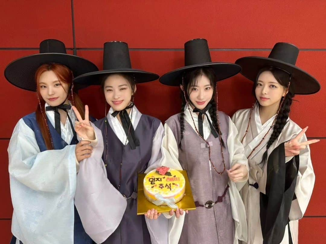 ITZYのインスタグラム：「술래 잡고🏃‍♂️추석 선물 잡고🎁 MIDZY는 ITZY 마음을 잡았지💝 믿지 해피추석🌕  #ITZY #MIDZY #추석 #CHUSEOK」