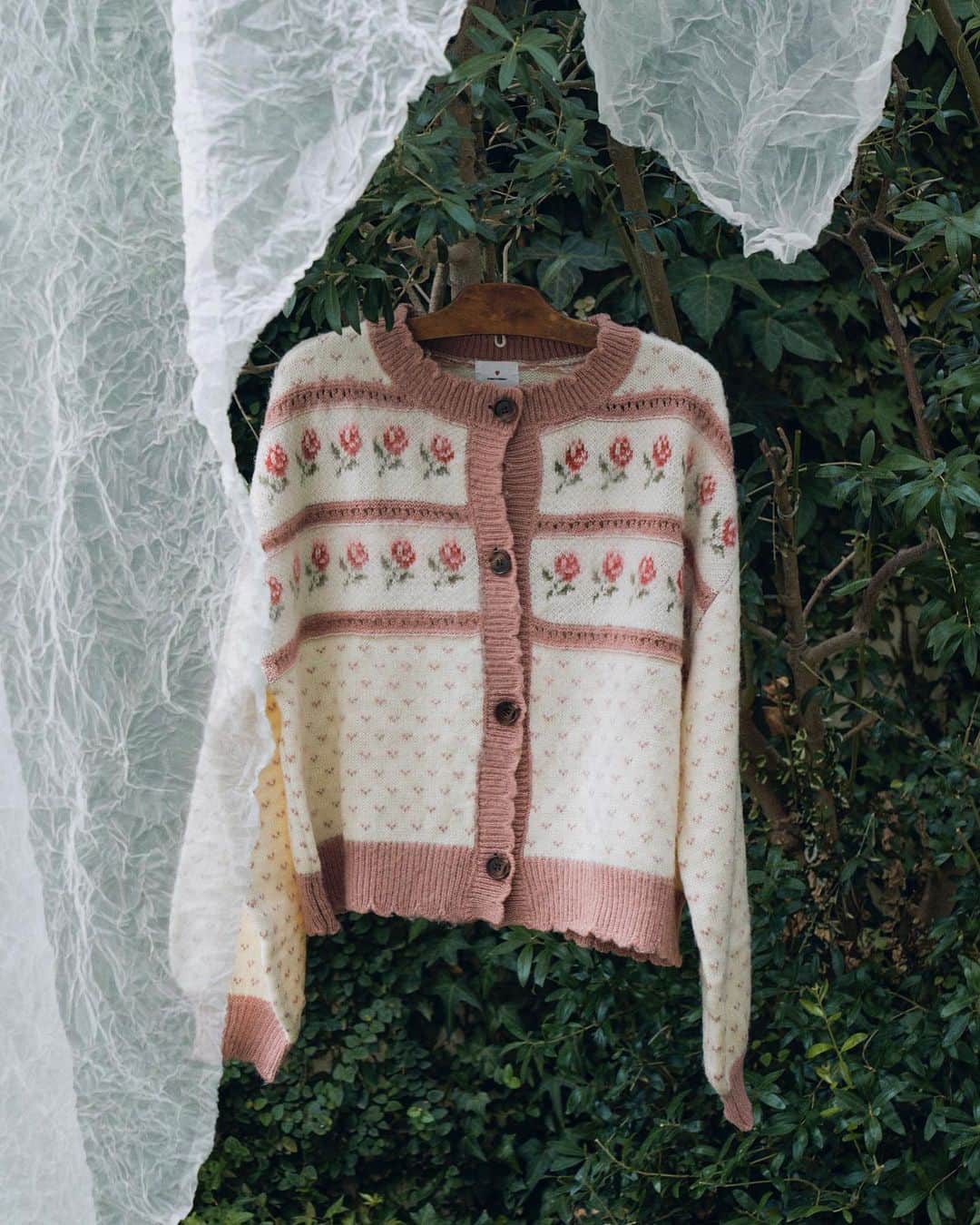 merry jennyのインスタグラム：「【 web  catalog ! 】 ㅤㅤㅤㅤㅤㅤㅤㅤㅤㅤㅤㅤㅤ merry jenny 2023 winter Dream well feat.naenano  ㅤㅤㅤㅤㅤㅤㅤㅤㅤㅤㅤㅤㅤ 本日 9/27 (wed)  official web store RUNWAY channel にて 2023 winter web  catalog vol.1が公開されました！ ㅤㅤㅤㅤㅤㅤㅤㅤㅤㅤㅤㅤ  topのURLから⇨  @merryjenny_instagram ぜひcheckしてくださいね♡ ㅤㅤㅤㅤㅤㅤㅤㅤㅤㅤㅤㅤㅤ 　 model : @naenano0114  photographer : @rikki_ueno  hair&make : @ayasumimoto  direction : @merryjenny_instagram  ㅤㅤㅤㅤㅤㅤㅤㅤㅤㅤㅤㅤㅤ ㅤㅤㅤㅤㅤㅤㅤㅤㅤㅤㅤㅤㅤ #merryjenny #メリージェニー  #2023aw #winter #dreamwell  #webcatalog  #naenano #なえなの さん #ガーリーコーデ #冬コーデ」