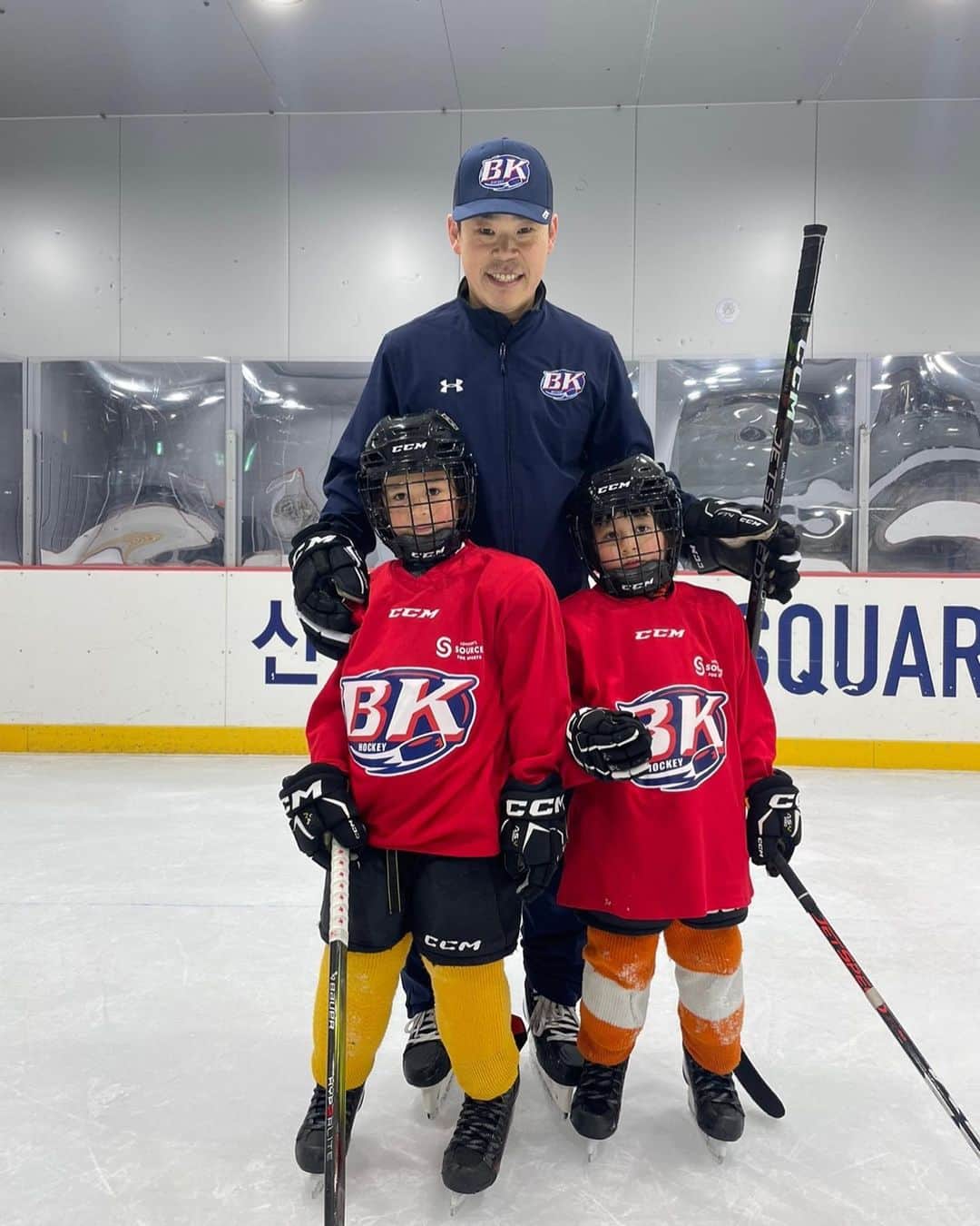 サム・ハミントンのインスタグラム：「Fun skate with @williamhammington and @bentleyhammington 🇰🇷🏒 . See you in Canada next summer!🇨🇦🏒🙌🙌 #bkhockey #williamhammington  #bentleyhammington  #korea」
