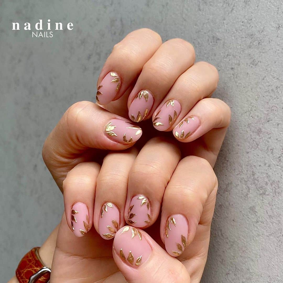 nadineNAILSさんのインスタグラム写真 - (nadineNAILSInstagram)「🌿𓏸𓂂𓈒𓂃🍃 ありがとうございます꒡̈⃝♡   #ミラーアート  #マットネイル  #秋ネイル  *─────────────────────────*  参照画像あり。  * * * #個性派ネイル #シンプルネイル #ミラーネイル #オシャレネイル #大人ネイル #恵比寿ネイルサロン #nailstagram  #autumnnails #ebisunailsalon #newnails  #nadinenails #美甲 #tgel #젤네일 #네일아트 #네일스타그램 #인기네일 #btsyoko #이달의네일 #가을네일」9月27日 11時53分 - nadine_nails_