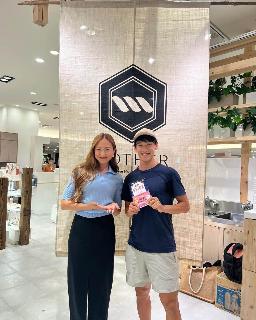 渡邊啓太さんのインスタグラム写真 - (渡邊啓太Instagram)「lululemon ambassadors in Osaka🍋  ———  Mother ポップアップ 📍阪急梅田本店8F @mother___jp   ——— ルルレモンアンバサダーの @okasaya さん、@mother___jp の ポッポアップショップにルルレモンファミリーが集結！  okasaya さんは、日本式アーユルヴェーダで たくさんの人の健康と美、豊かさを導いています🌿  ※実は誕生日が一年違いで一緒。笑  信じられないスケジュールの中での ポップアップなのに疲れを見せないその姿は 本当に日々体を浄化して、心も整えているんだろうなと実感。  いろんな話を聞いてもらっていたら 「無敵のデトックス大全」 「高濃度にがり」 をいただきました😭✨  -----  「タンスクレイパー(舌磨き)」 「オージャスデーツ」 も手に入れました👍  タンスクレイパーはすぐ実践したけど 味覚が冴えるし、すっきりするし、おすすめします！ 他にも様々な良き効果あり！  -----  アスリートとしての 残された時間を充実させて 身体も心も整えて、夢や目標を叶えよう⛰️  諦めるのは簡単。 困難すら集中して進んでたら、いつのまにか超えているはず🔥  1人じゃ超えられないことも みんながいれば超えられる🌏  繋がりと成長を実践している @lululemon と出会えてよかった！  みんなで顔晴ろう☺︎  ----- #アーユルヴェーダ #日本式アーユルヴェーダ #岡清華 #おかさや #無敵のデトックス大全 #デトックス #インナーケア #アスリート #ショートトラック #渡邊啓太 #ルルレモン #アンバサダー #大阪 #阪急うめだ #lululemon #lululemonambassador」9月27日 11時58分 - kwatanabe18